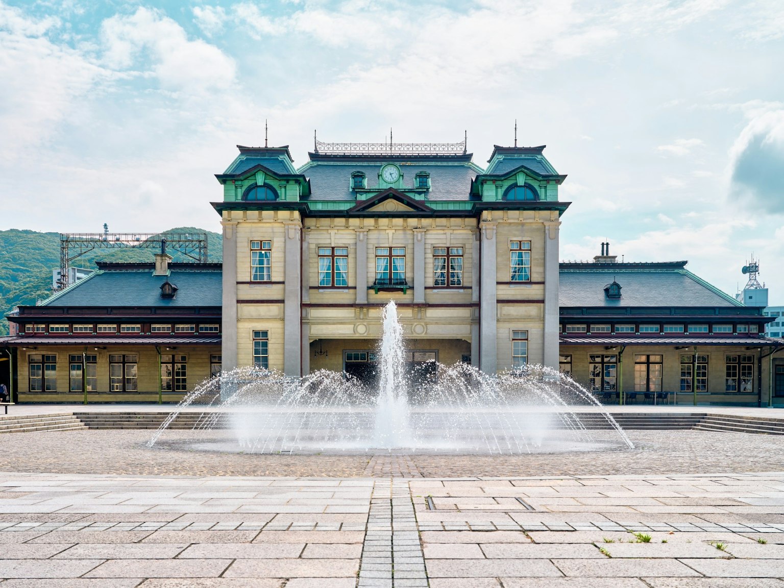 Historisches Gebäude mit einem schönen Brunnen davor