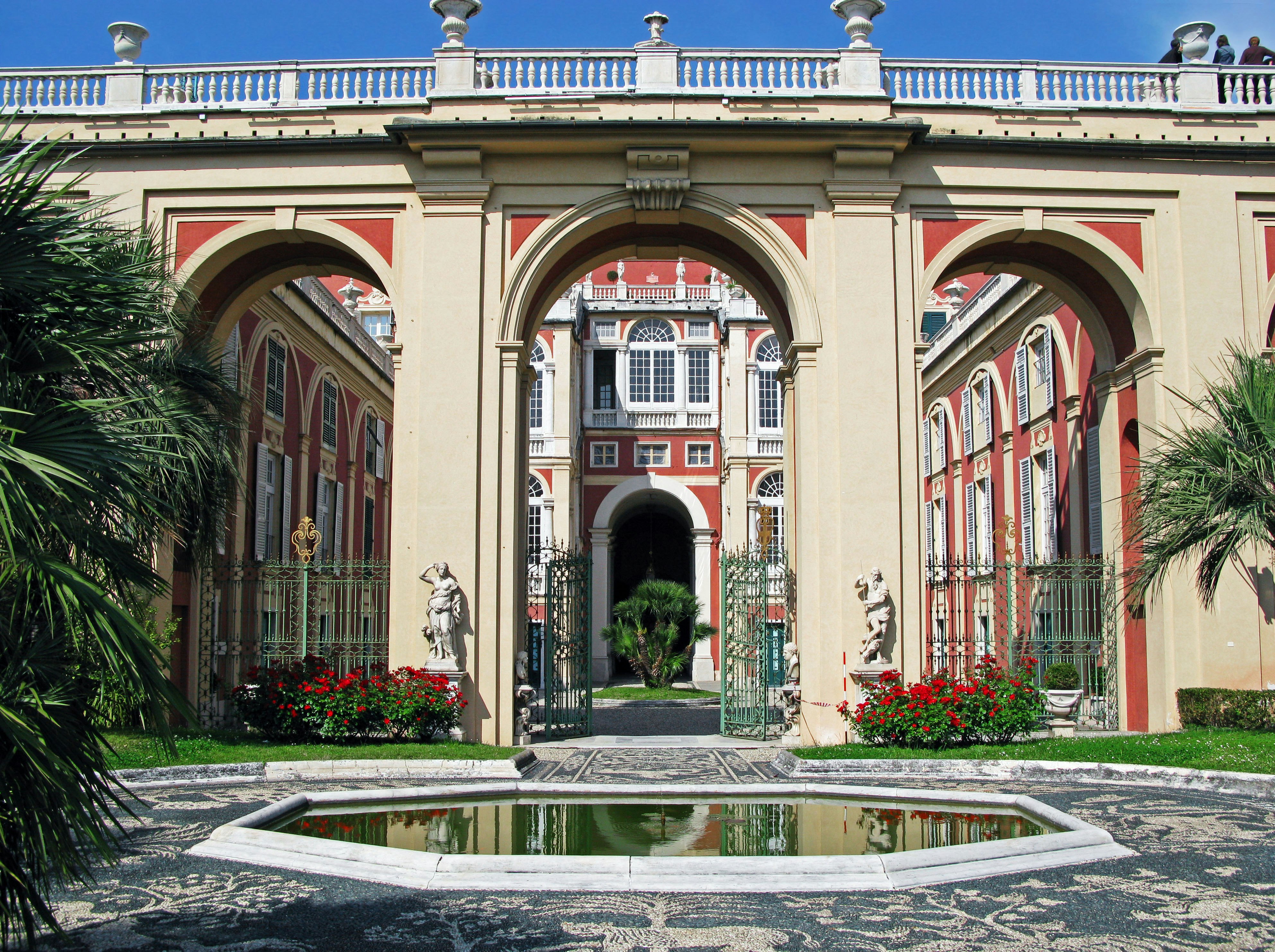 fachada de edificio de patio con arcadas y fuente