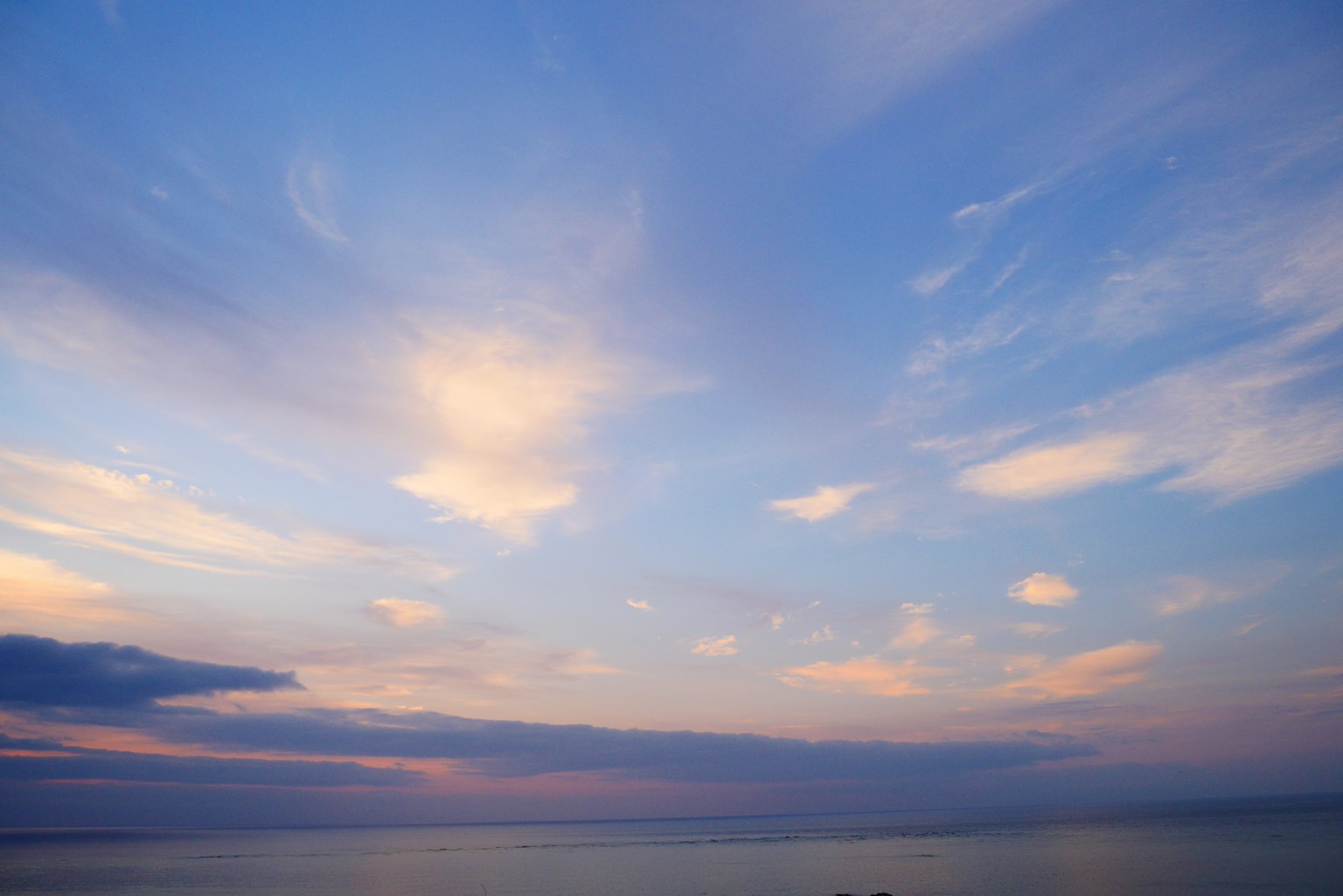 藍天和柔和雲彩的美麗風景