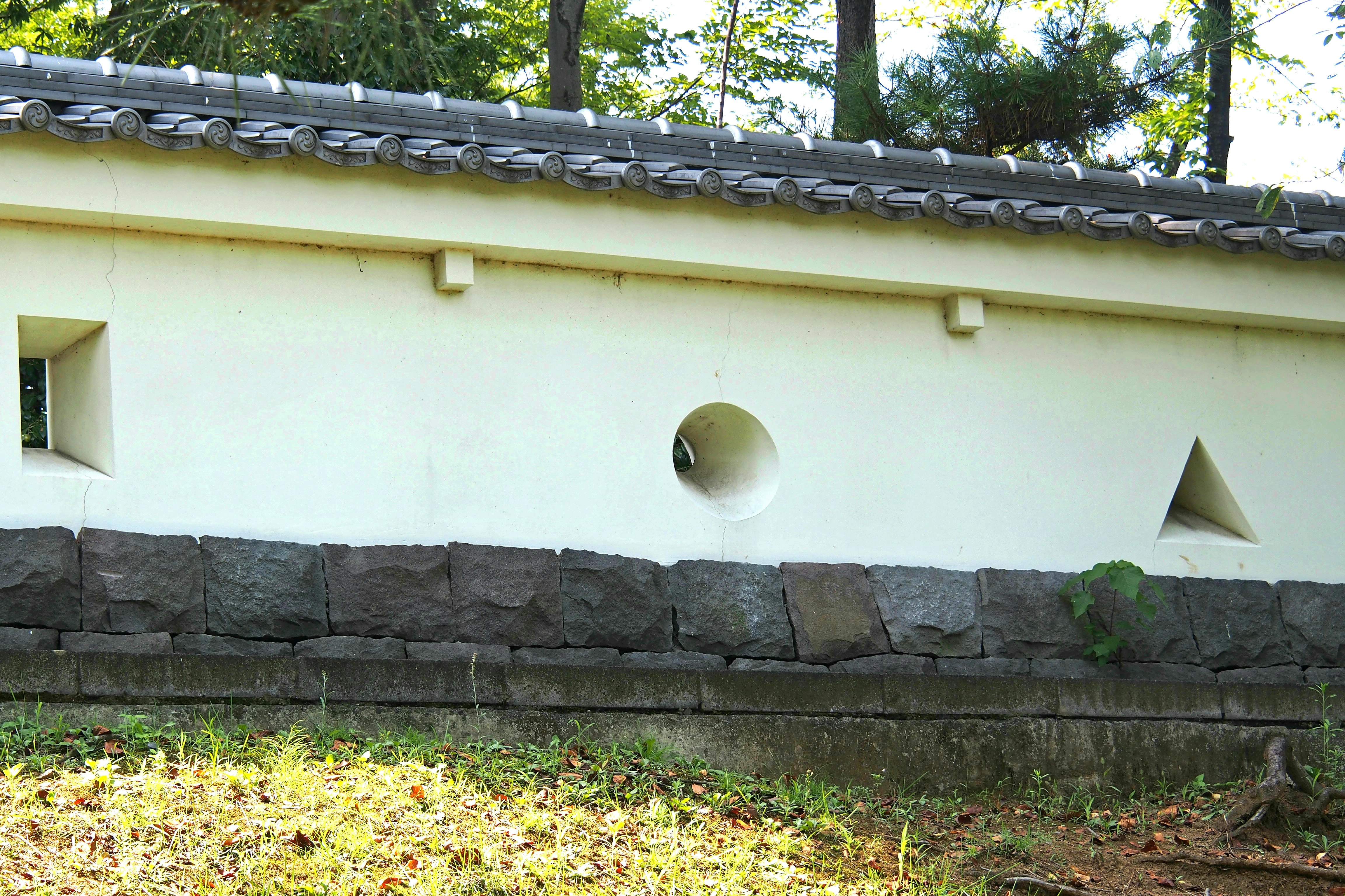 白い塀と石垣のある庭の外壁