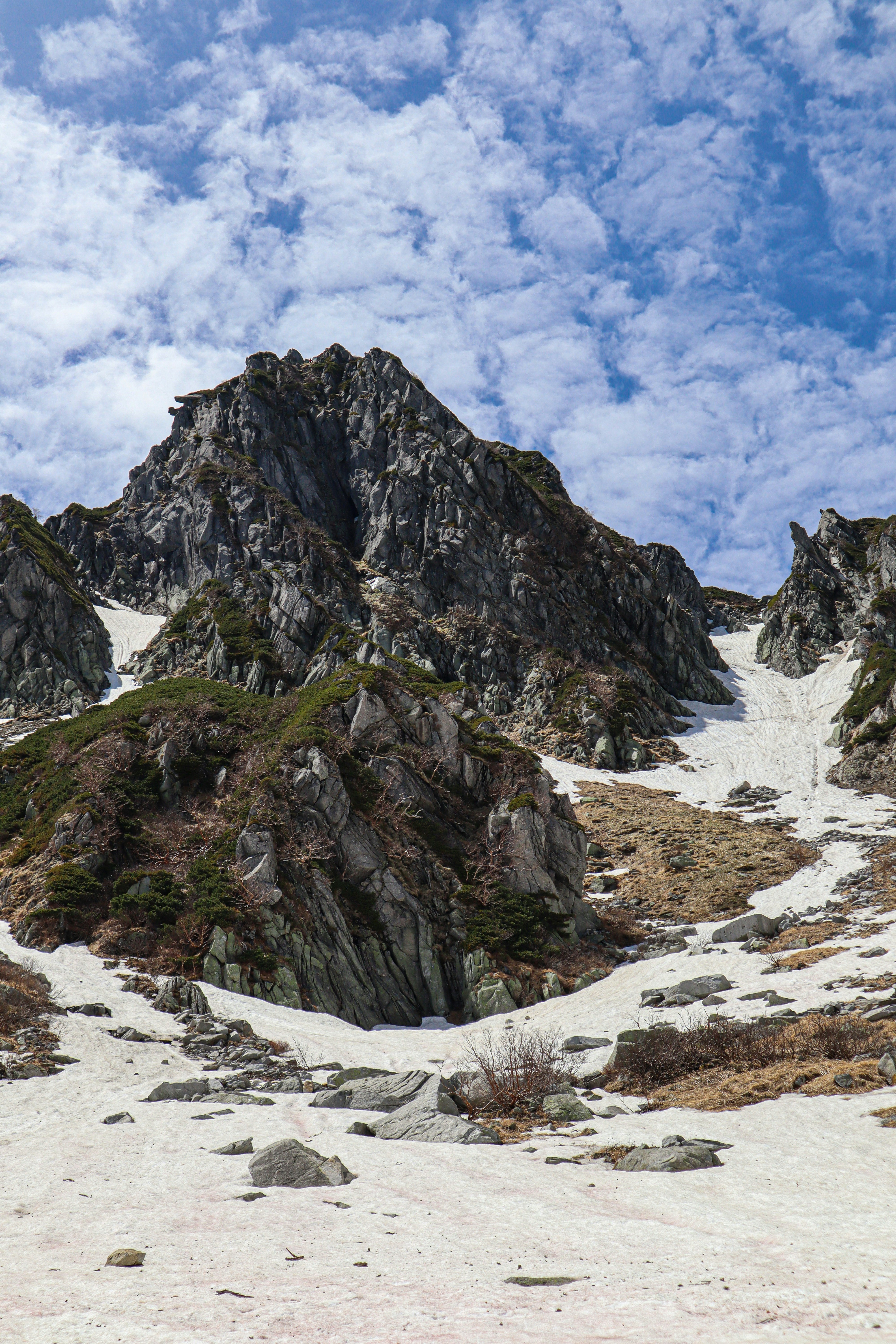 雪渓と岩稜が広がる宝剣岳の山岳風景
