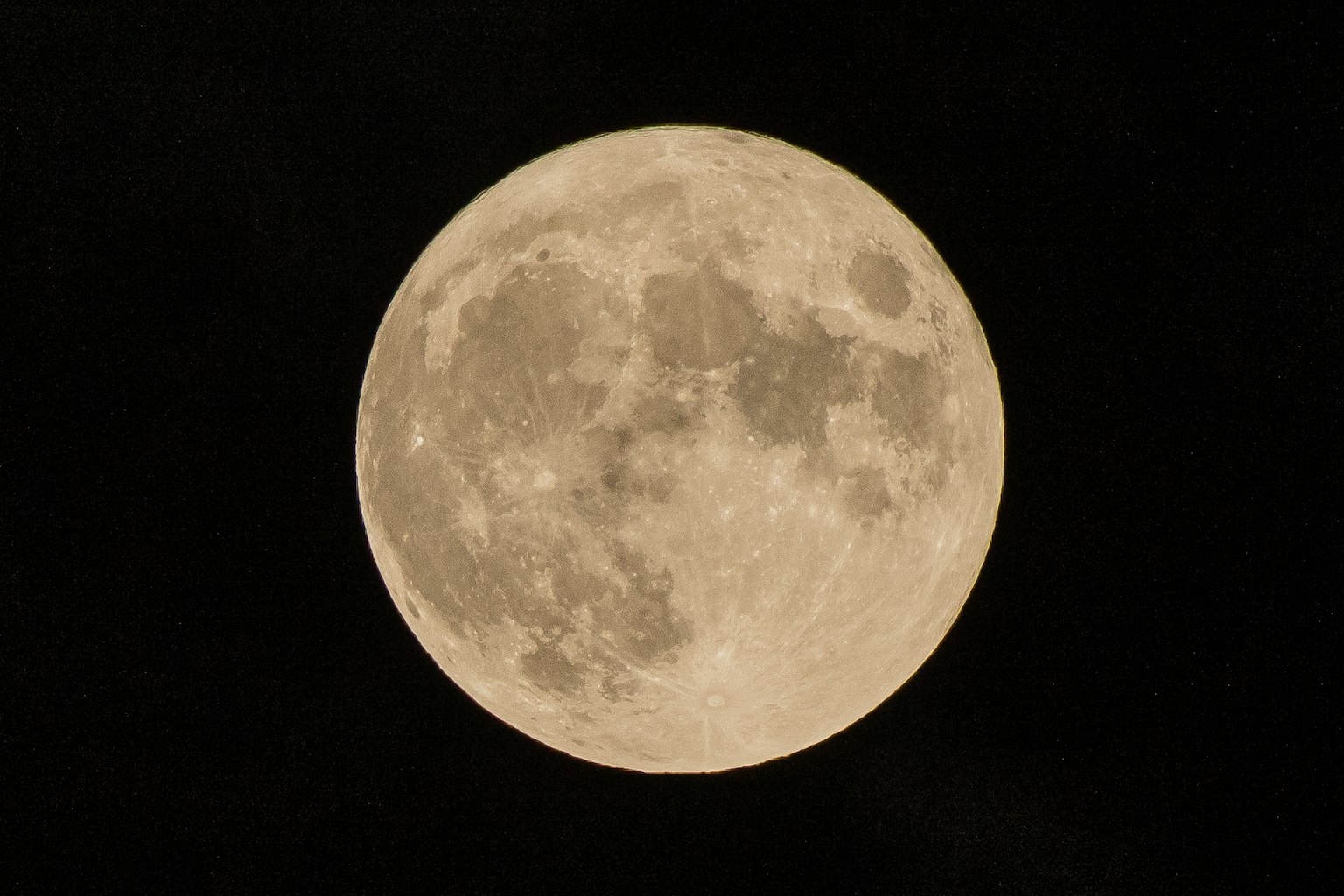 Luna brillante nel cielo notturno