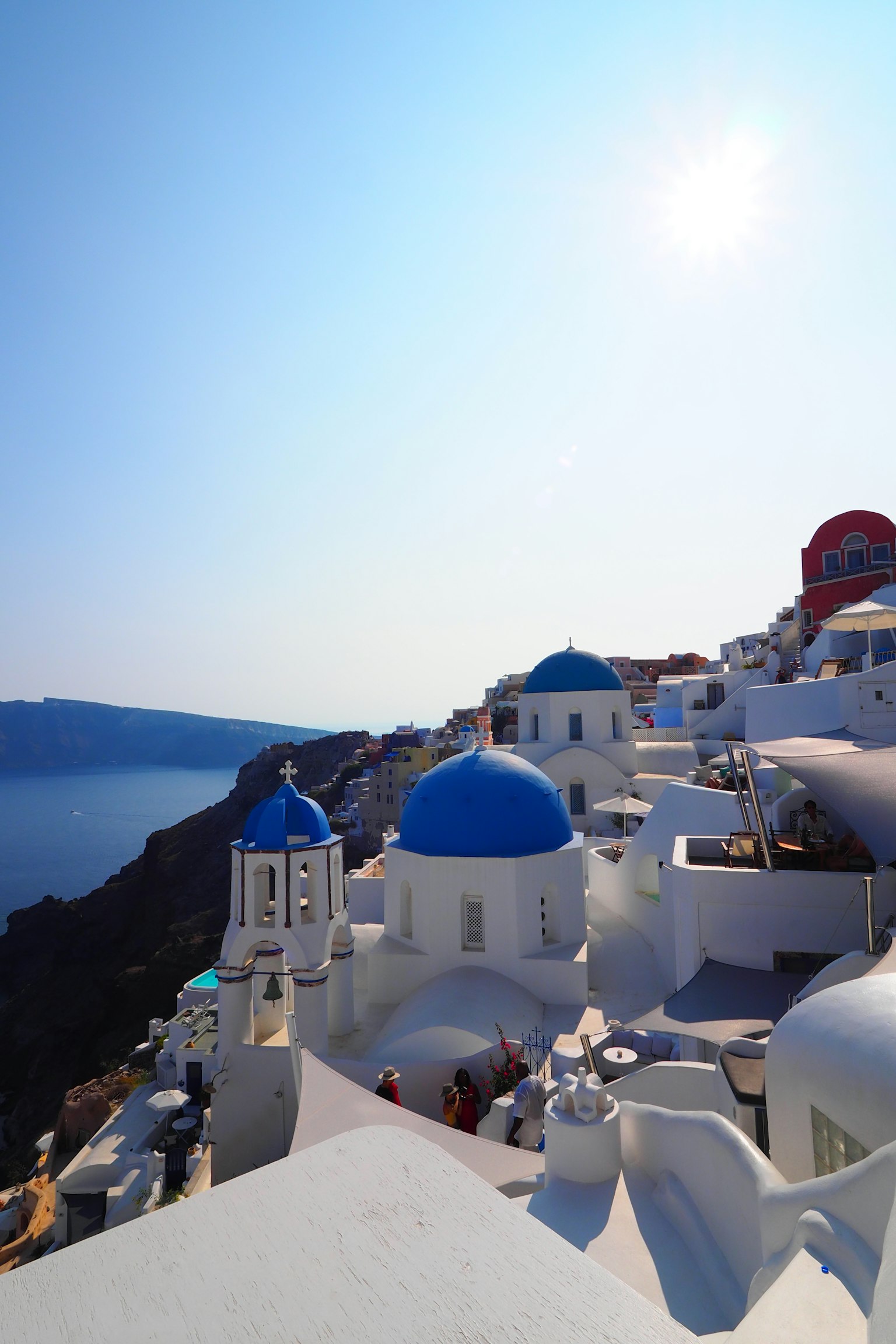 Schöne Aussicht auf Santorin mit blauen Kuppeln und weißen Gebäuden