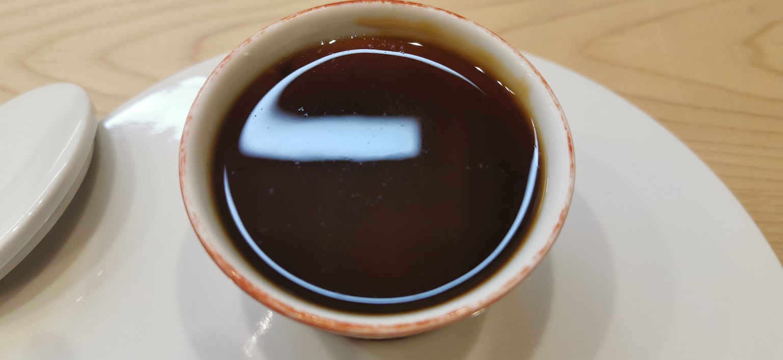 Eine Tasse Kaffee auf einem Holztisch