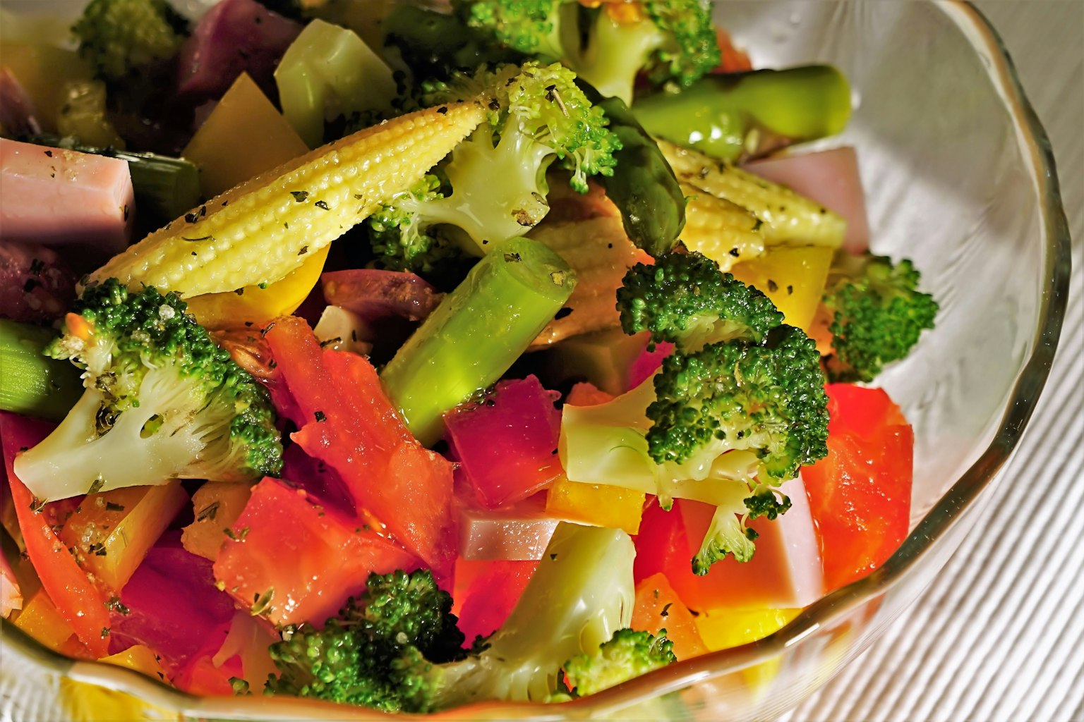 Ciotola di insalata colorata con broccoli mais e peperoni