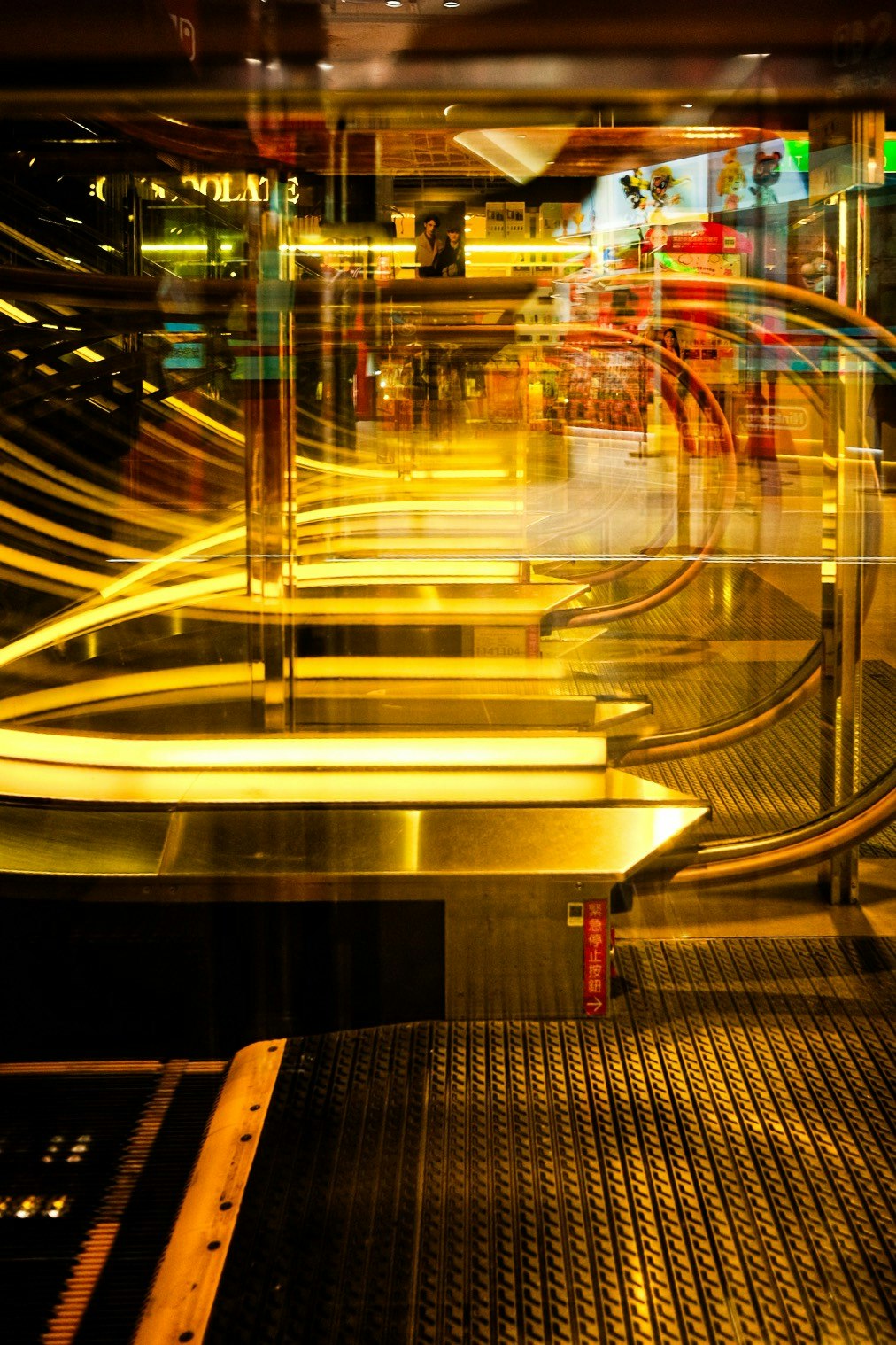 夜晚車站走廊，穿行列車的光軌交織