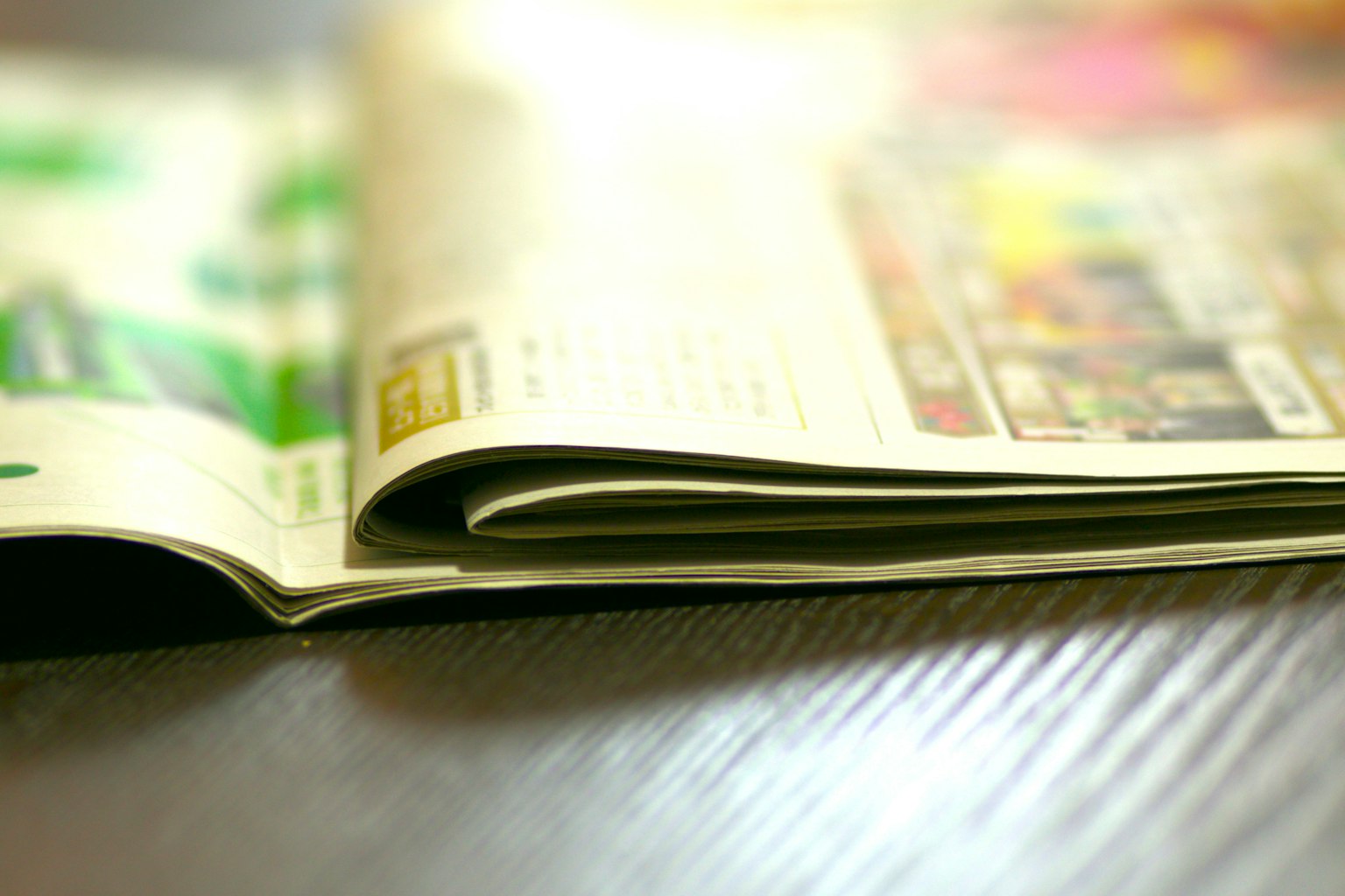 木質表面上略微打開的雜誌特寫