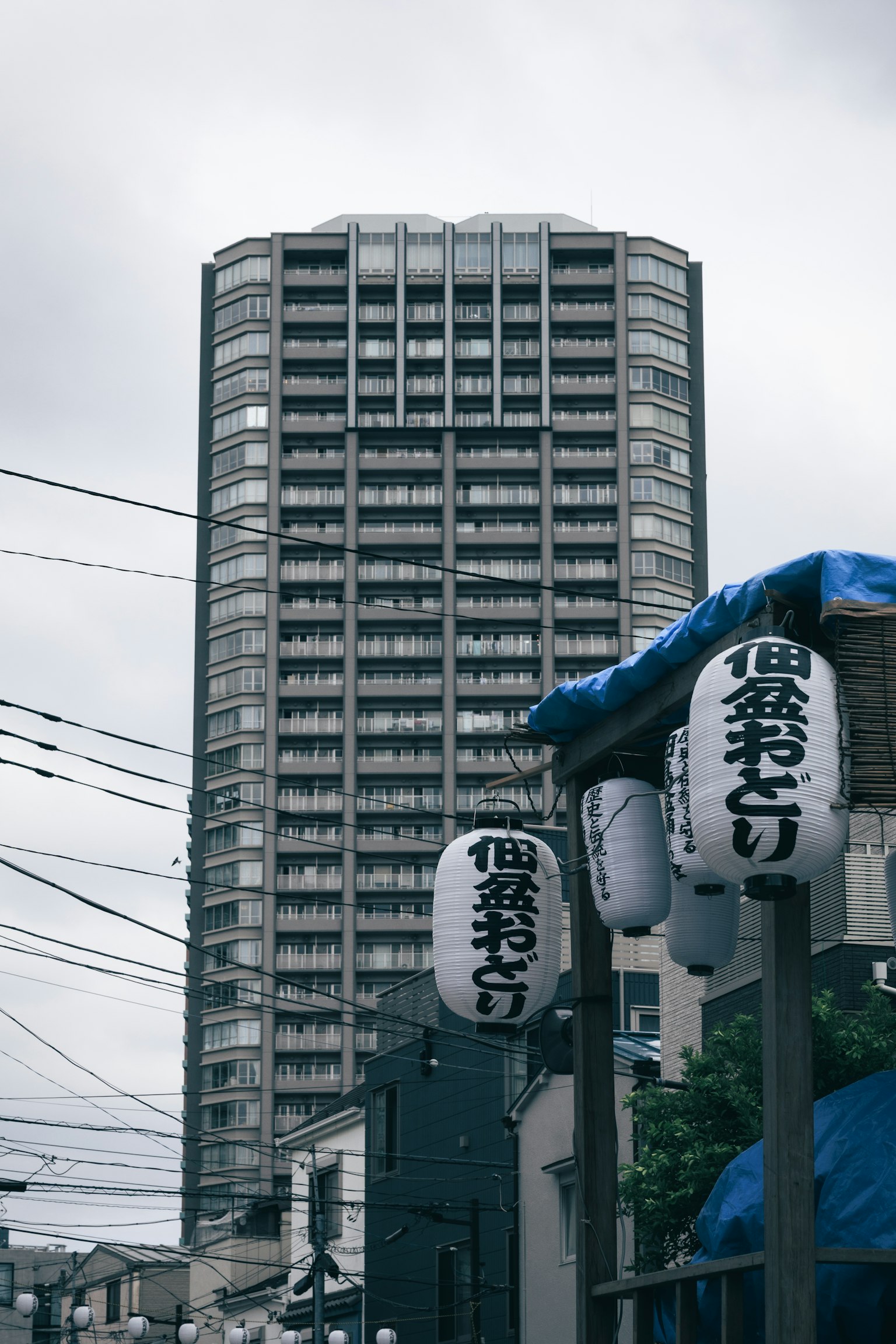 高層ビルと提灯が並ぶ街並みの風景