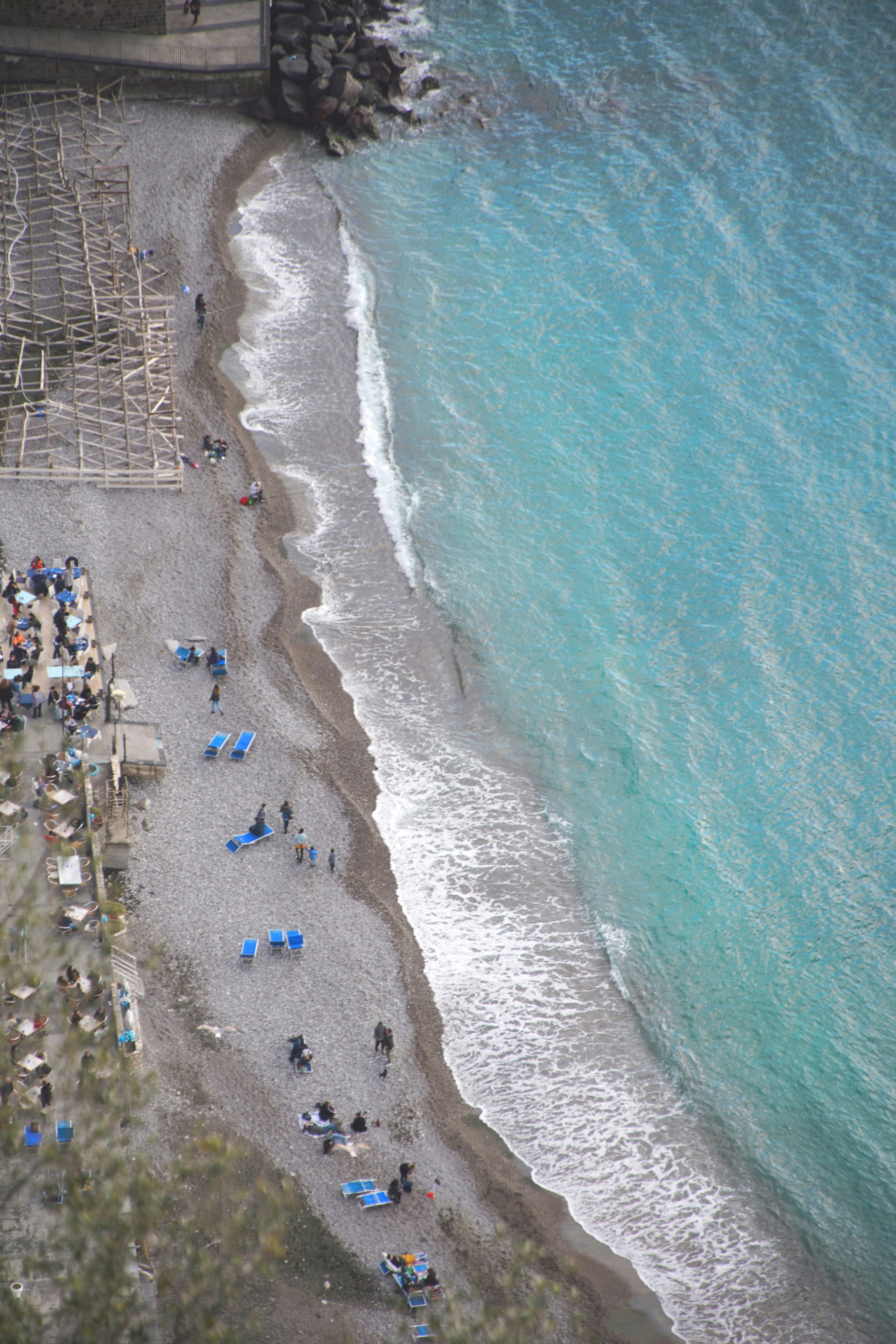 海岸に打ち寄せる波とビーチパラソルのある砂浜