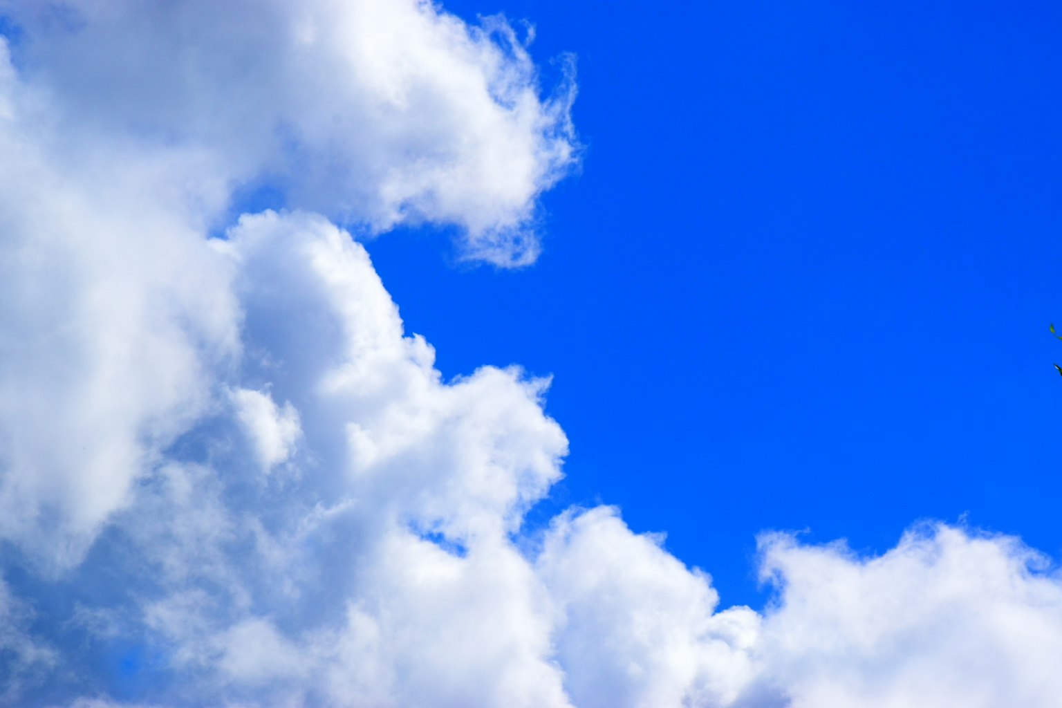 Close-up awan putih di langit biru