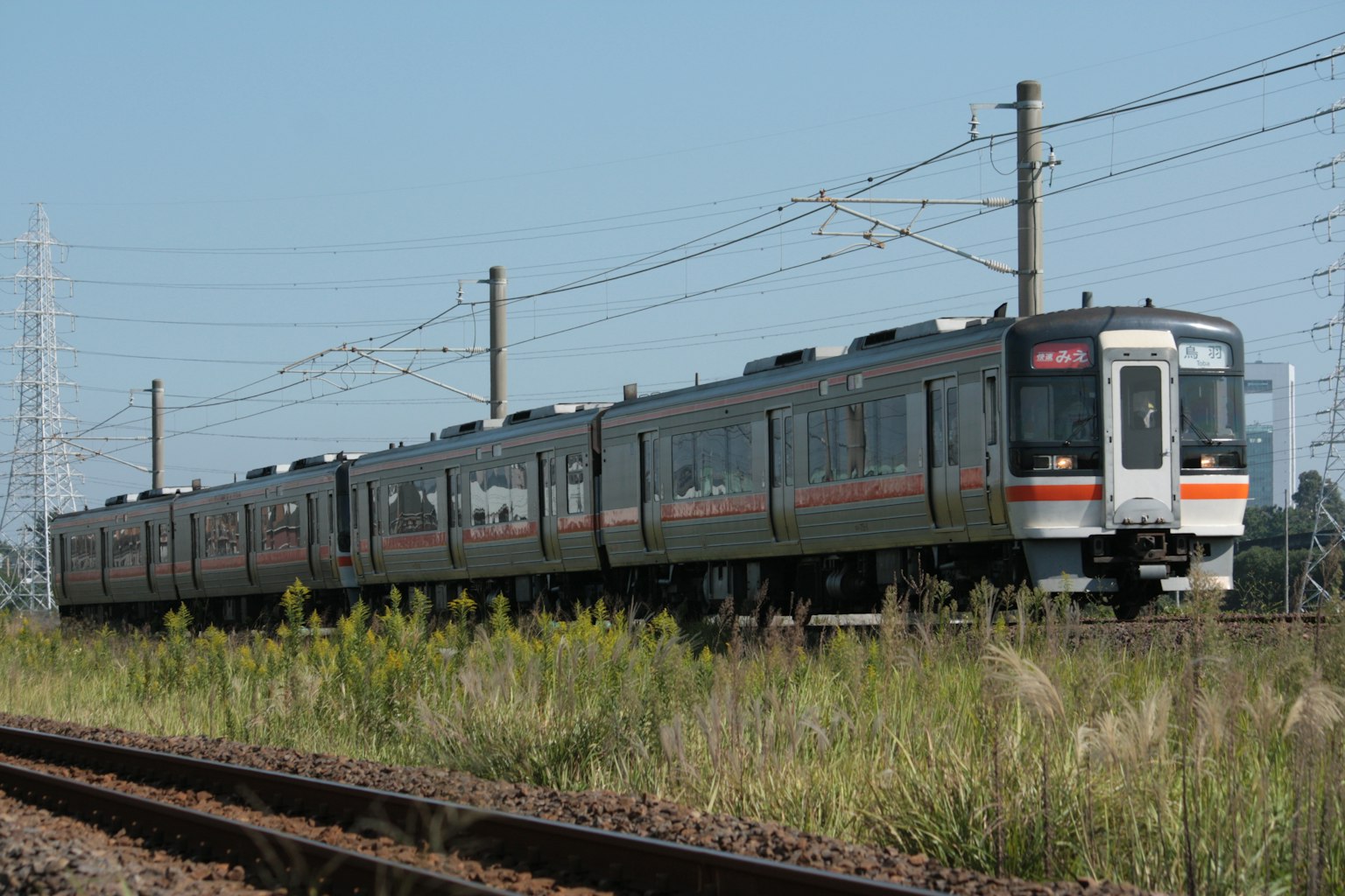 Un treno nero che corre lungo i binari