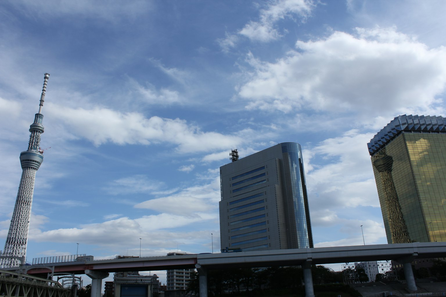 Tokyo Skytree e moderni edifici sotto un cielo blu