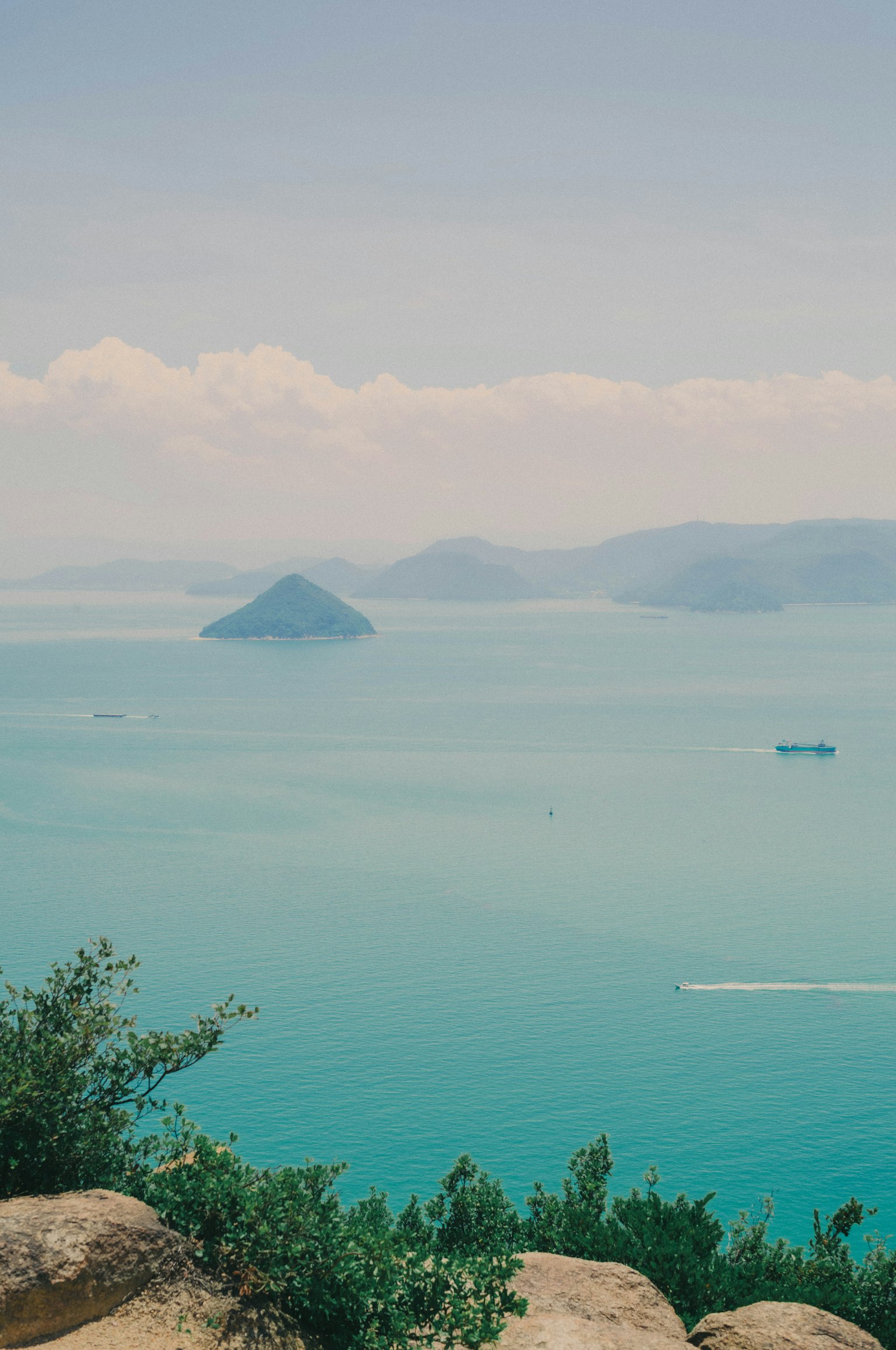 Vue panoramique de l'océan bleu avec des îles lointaines