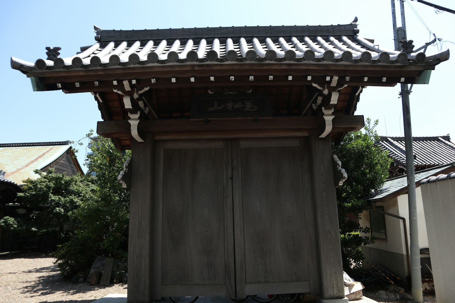 Pintu Jepang tradisional dengan atap genteng dan struktur kayu