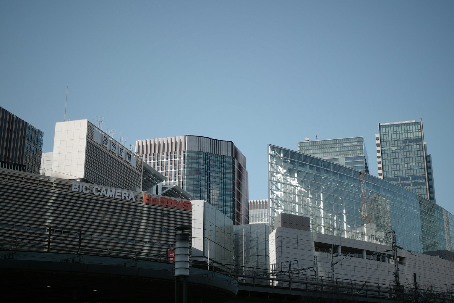 现代建筑的城市景观和晴朗的天空