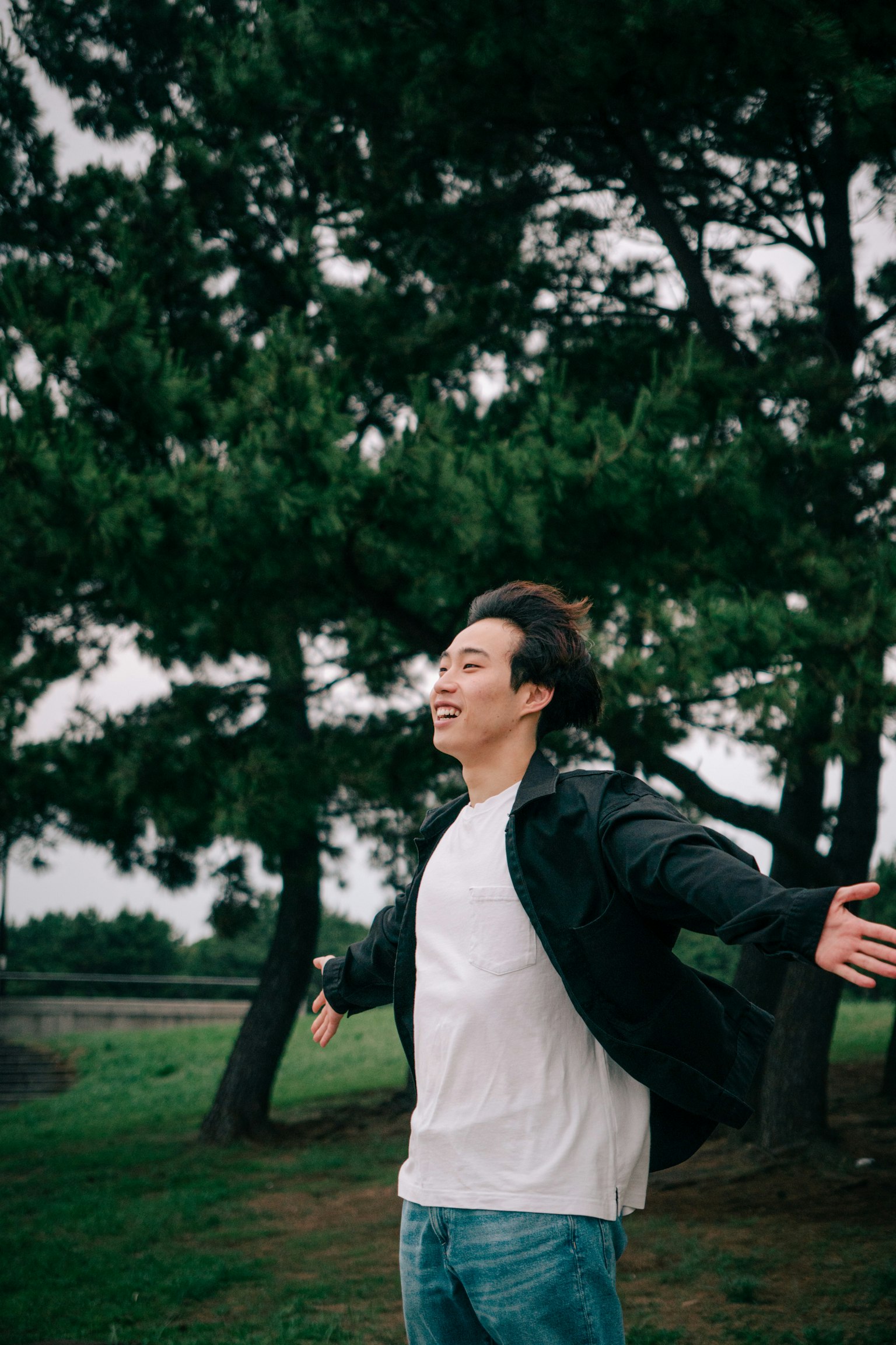 公園裡快樂地張開雙臂的男性