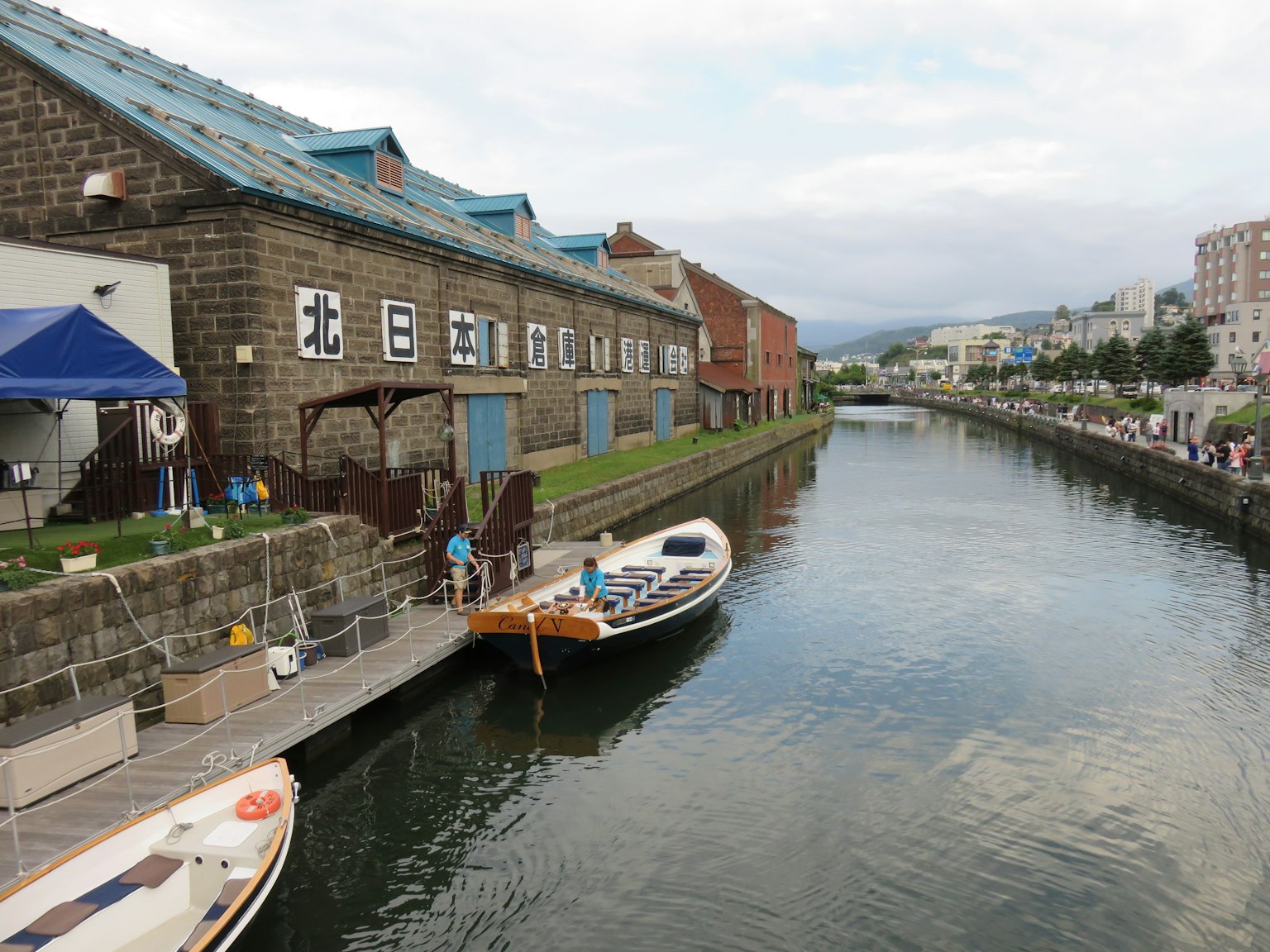 Vista escénica de edificios históricos a lo largo de un canal con barcos