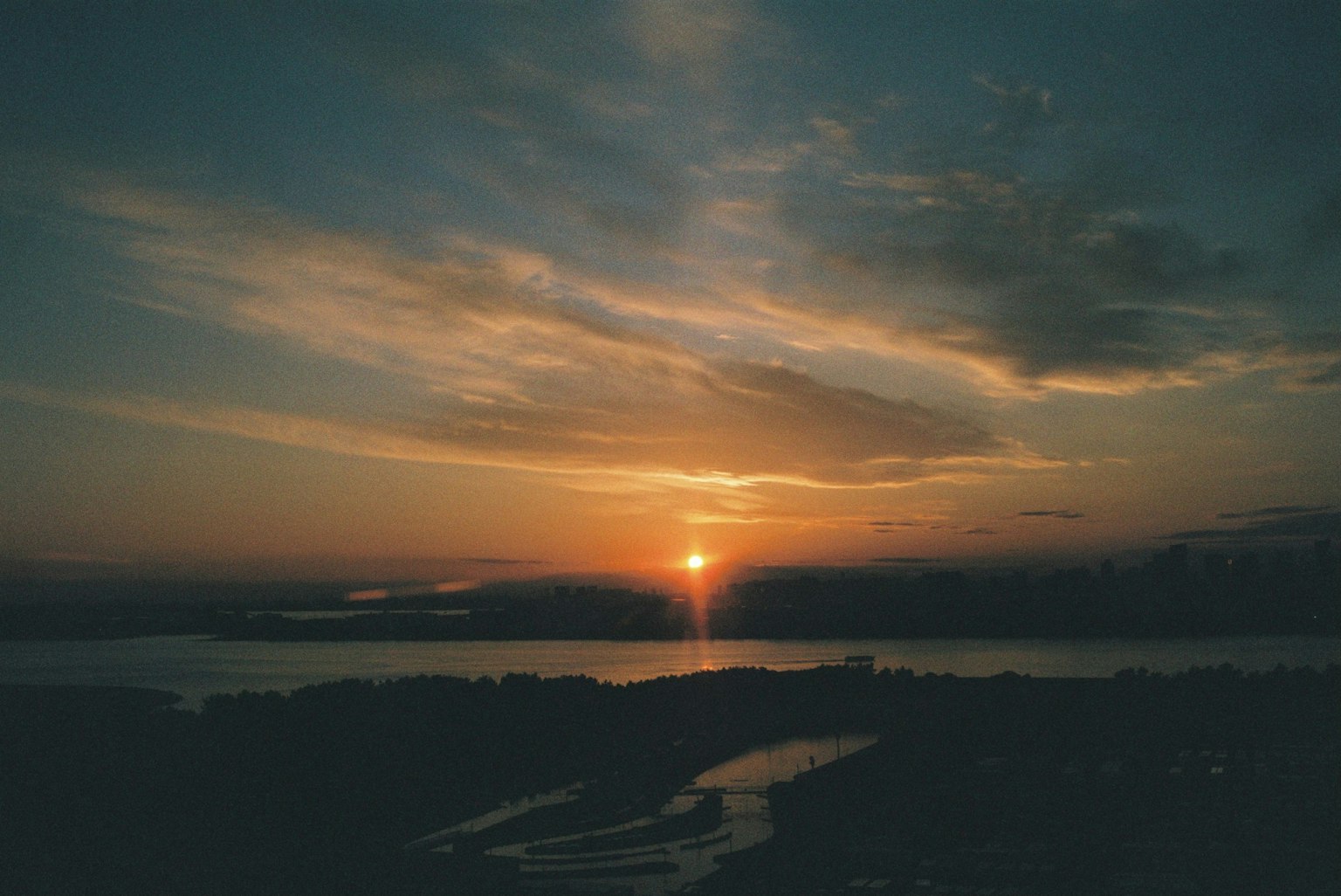 Magnifico paesaggio con un tramonto e una superficie d'acqua calma