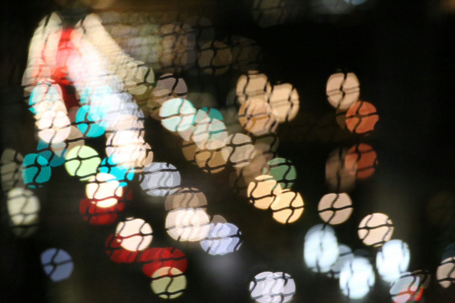 Cahaya kota malam yang kabur dengan efek bokeh berwarna