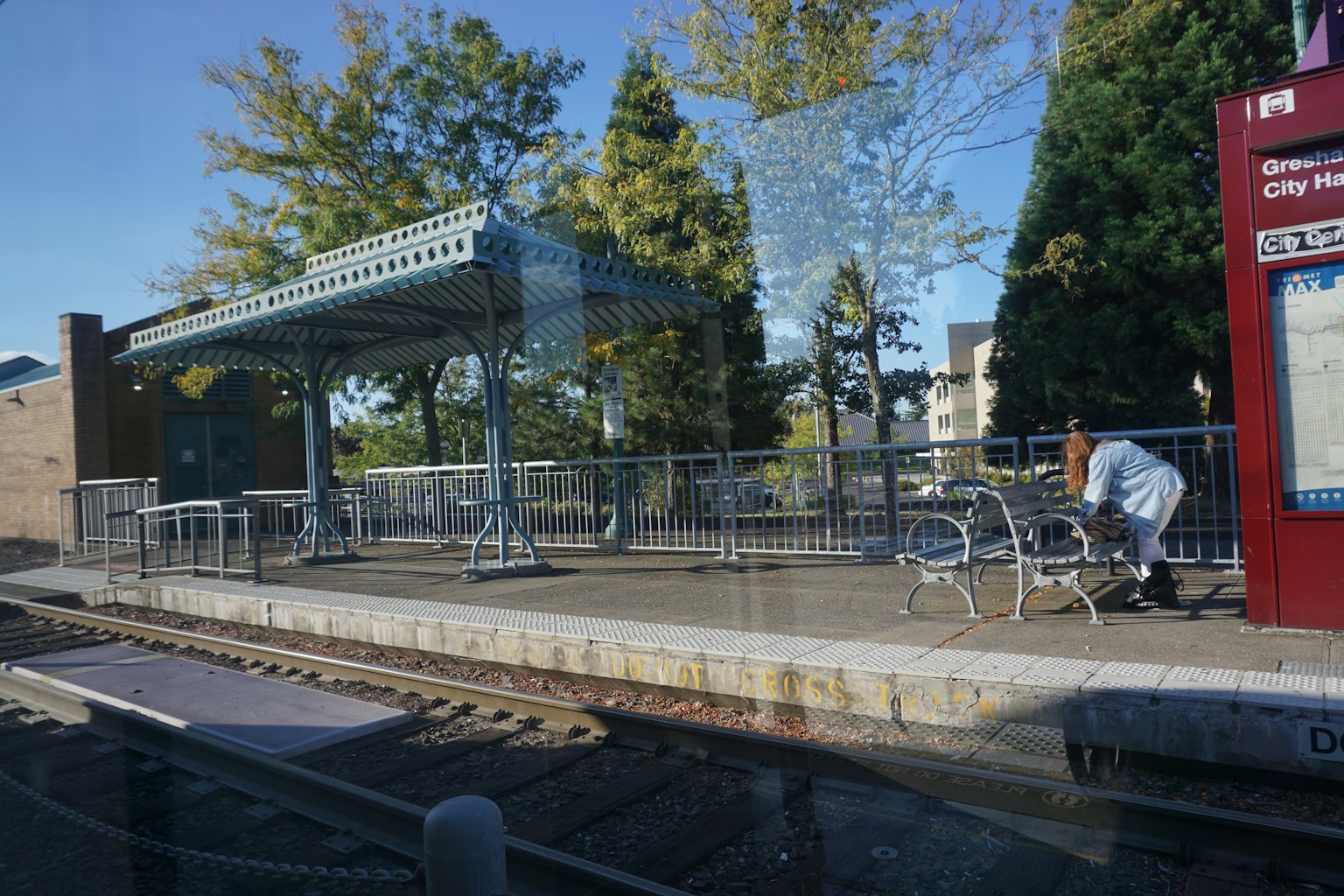 Bahnhofplattform mit Bänken und umliegenden Bäumen