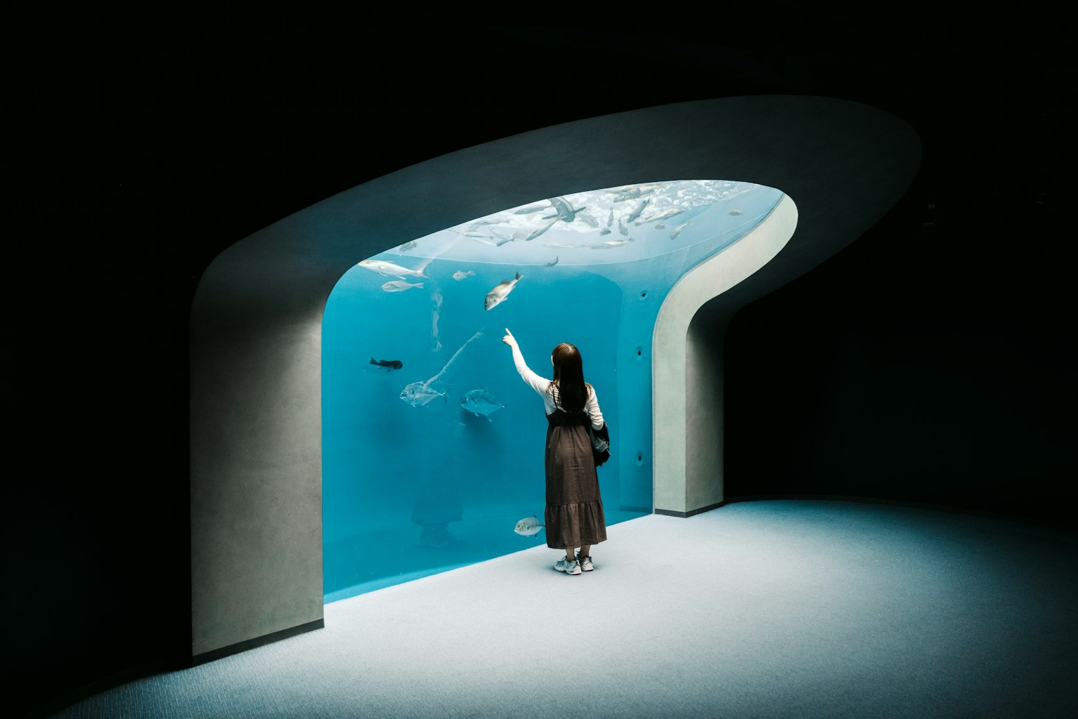 暗い背景にシンプルなデザインのグレーの四角形