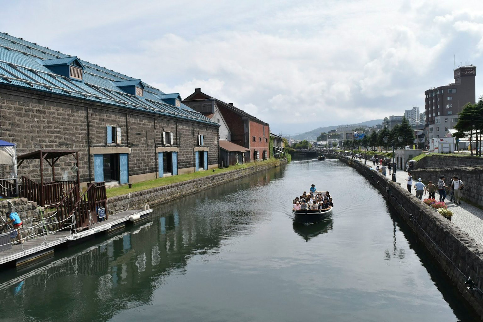 Vista pintoresca del canal de Otaru con edificios de piedra históricos y un bote