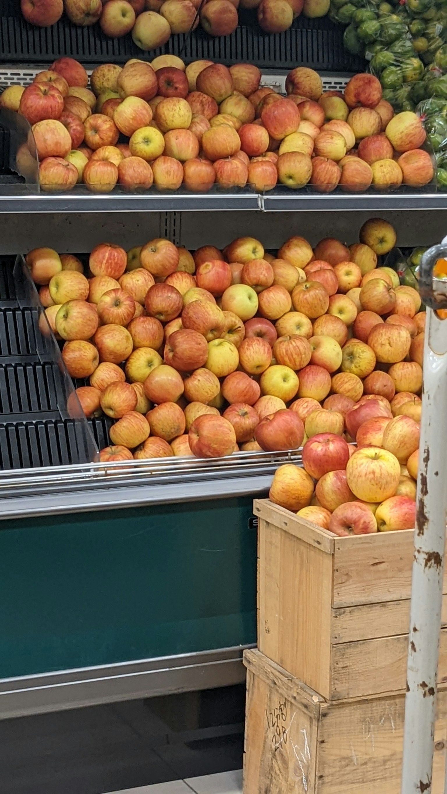 水果市場上堆放的紅色和黃色蘋果