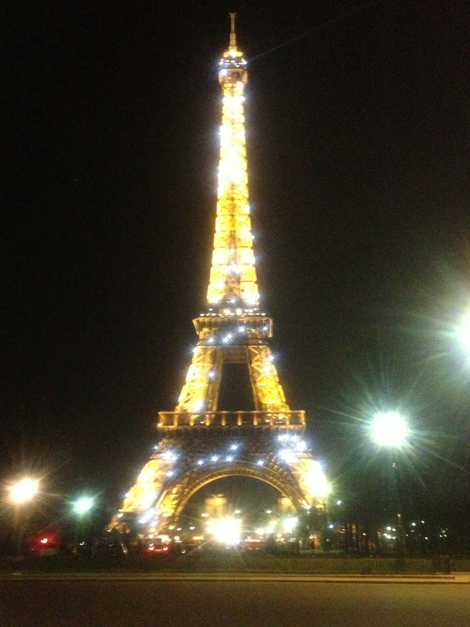 夜間點亮的艾菲爾鐵塔與周圍燈光