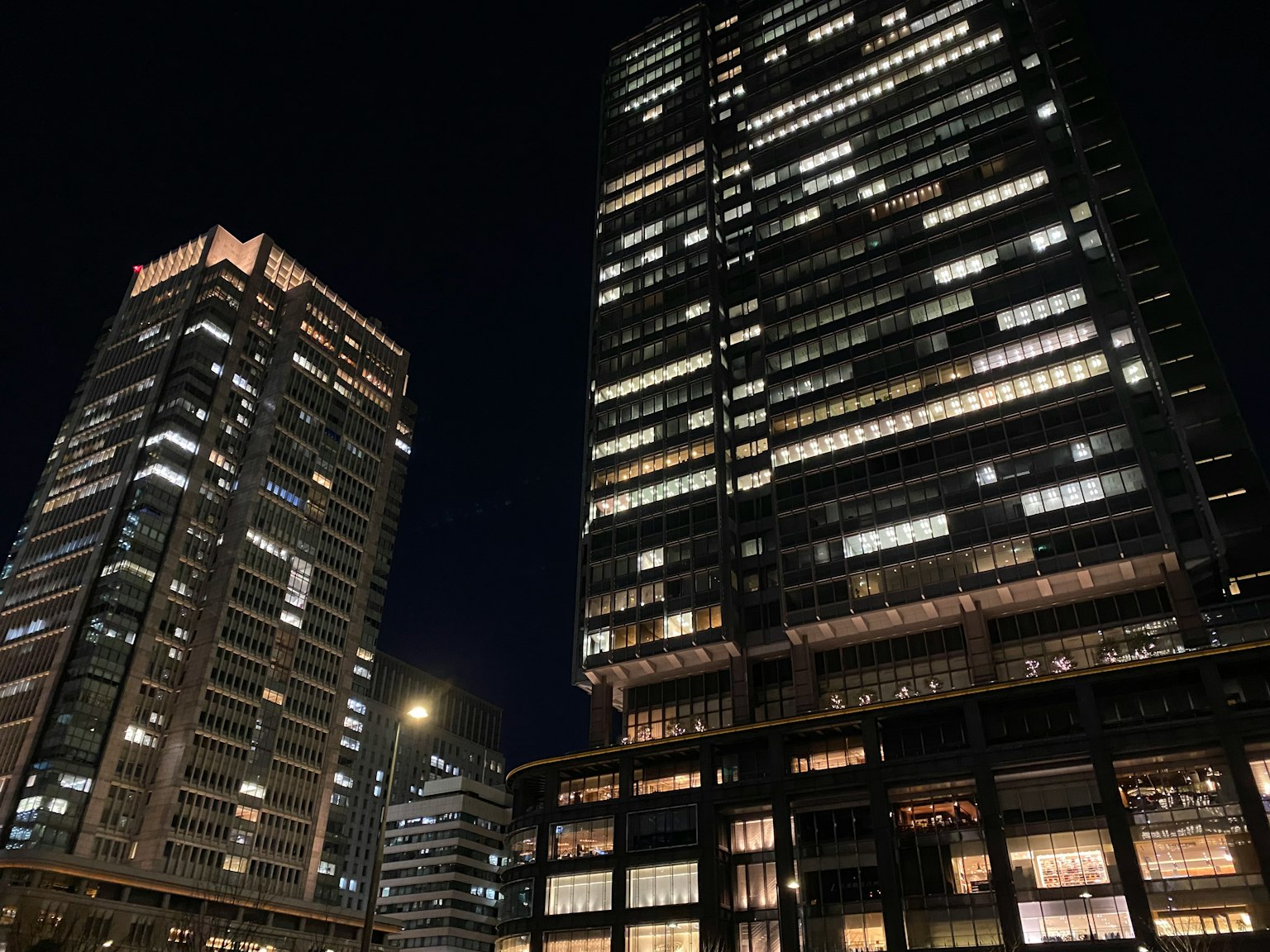 Vue nocturne de gratte-ciels illuminés mettant en valeur l'architecture moderne