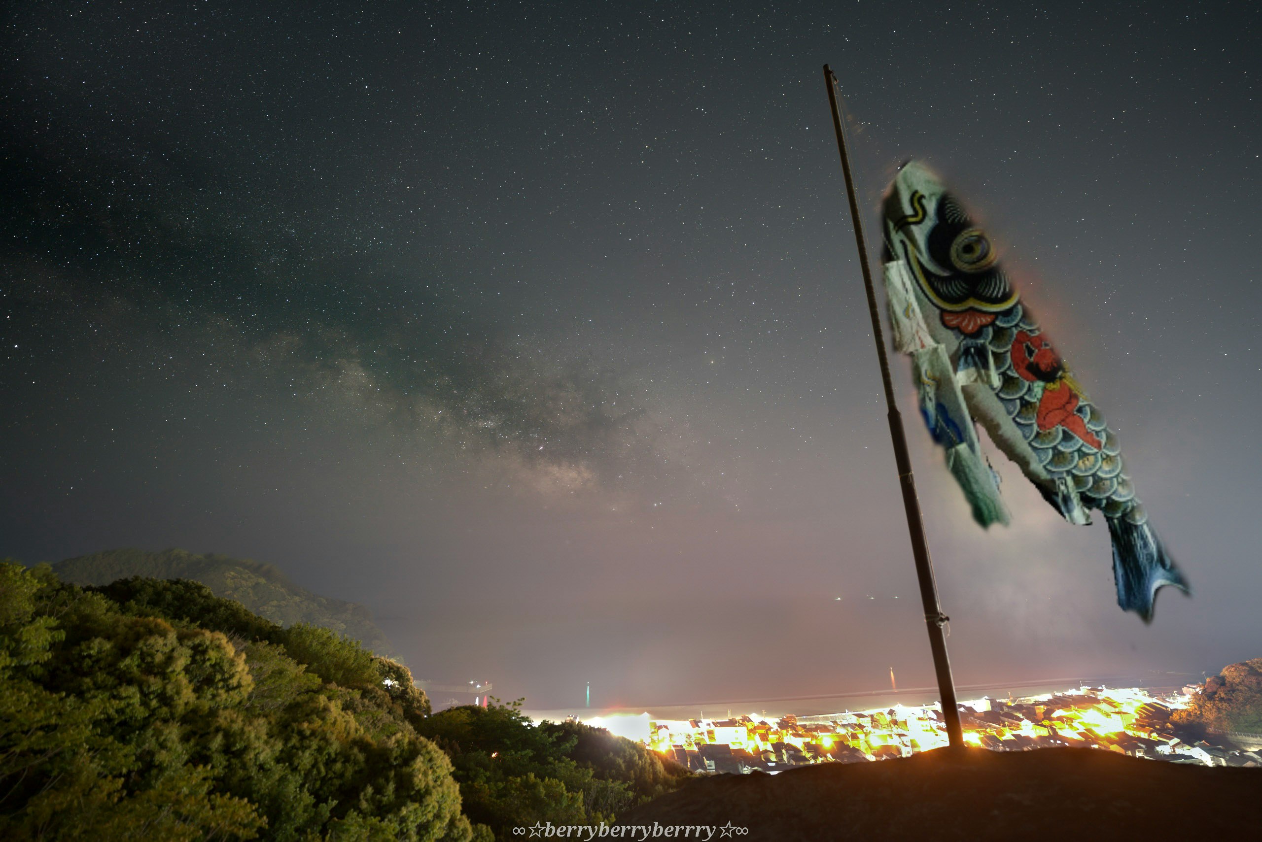 夜空に舞う鯉のぼりと天の川のような星空
