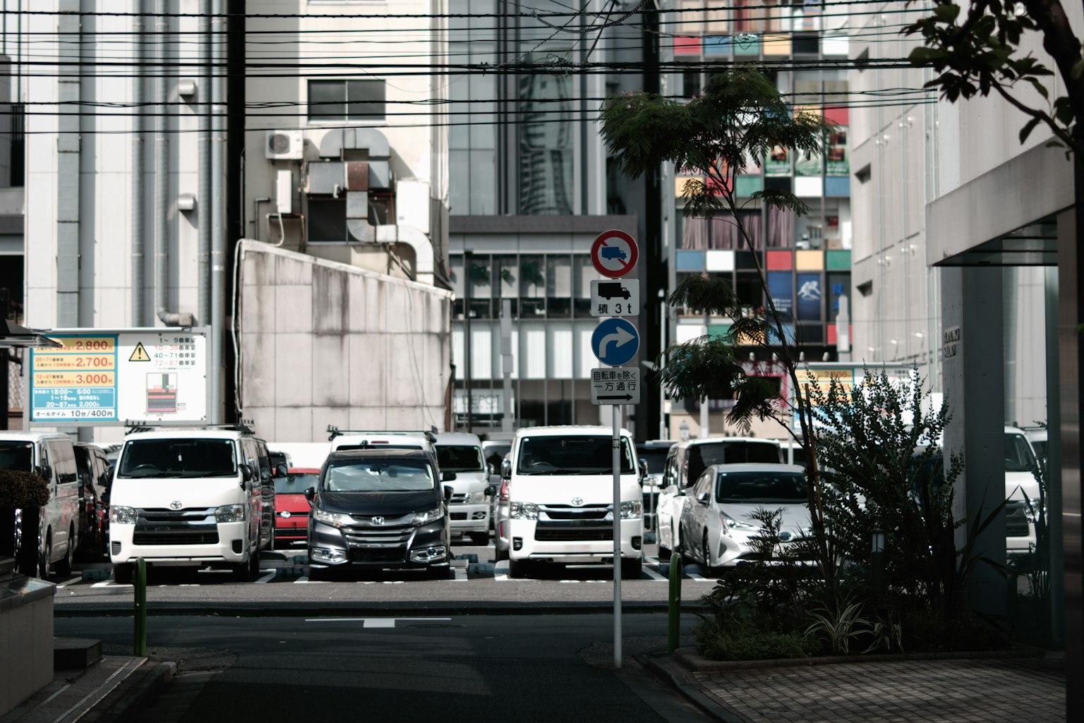 停車場有白色車輛和城市建築背景