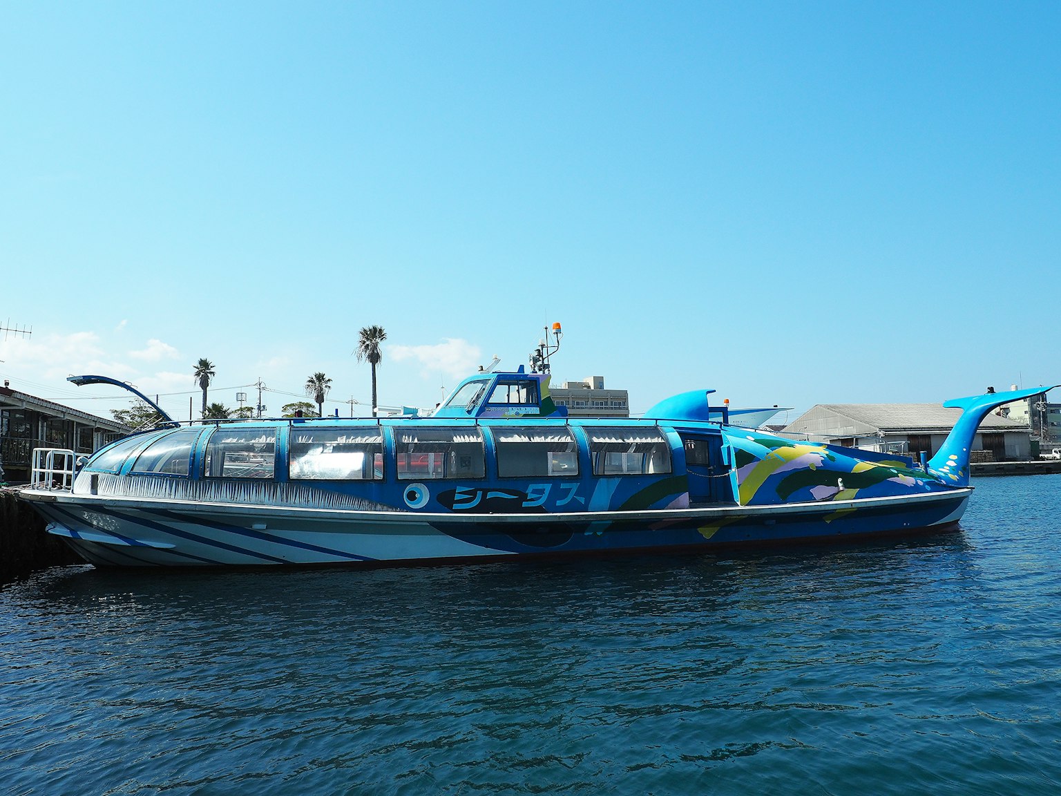 Ein blau gestaltetes Boot, das auf dem Wasser schwimmt