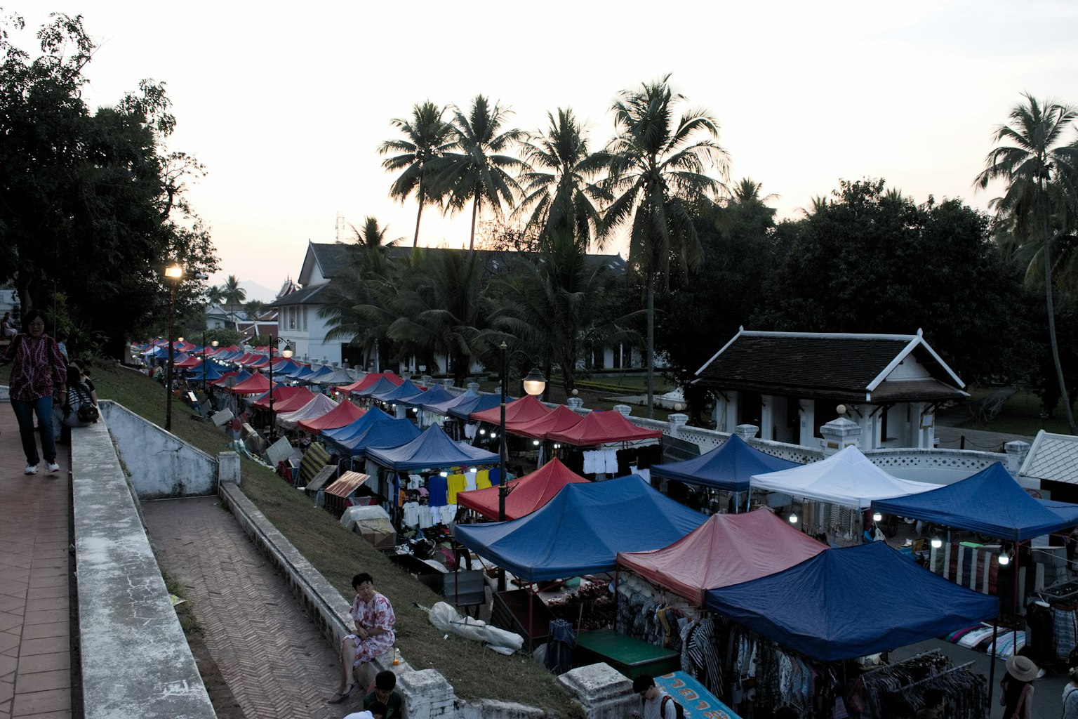 ฉากตลาดยามเย็นเต็นท์หลากสีเรียงราย