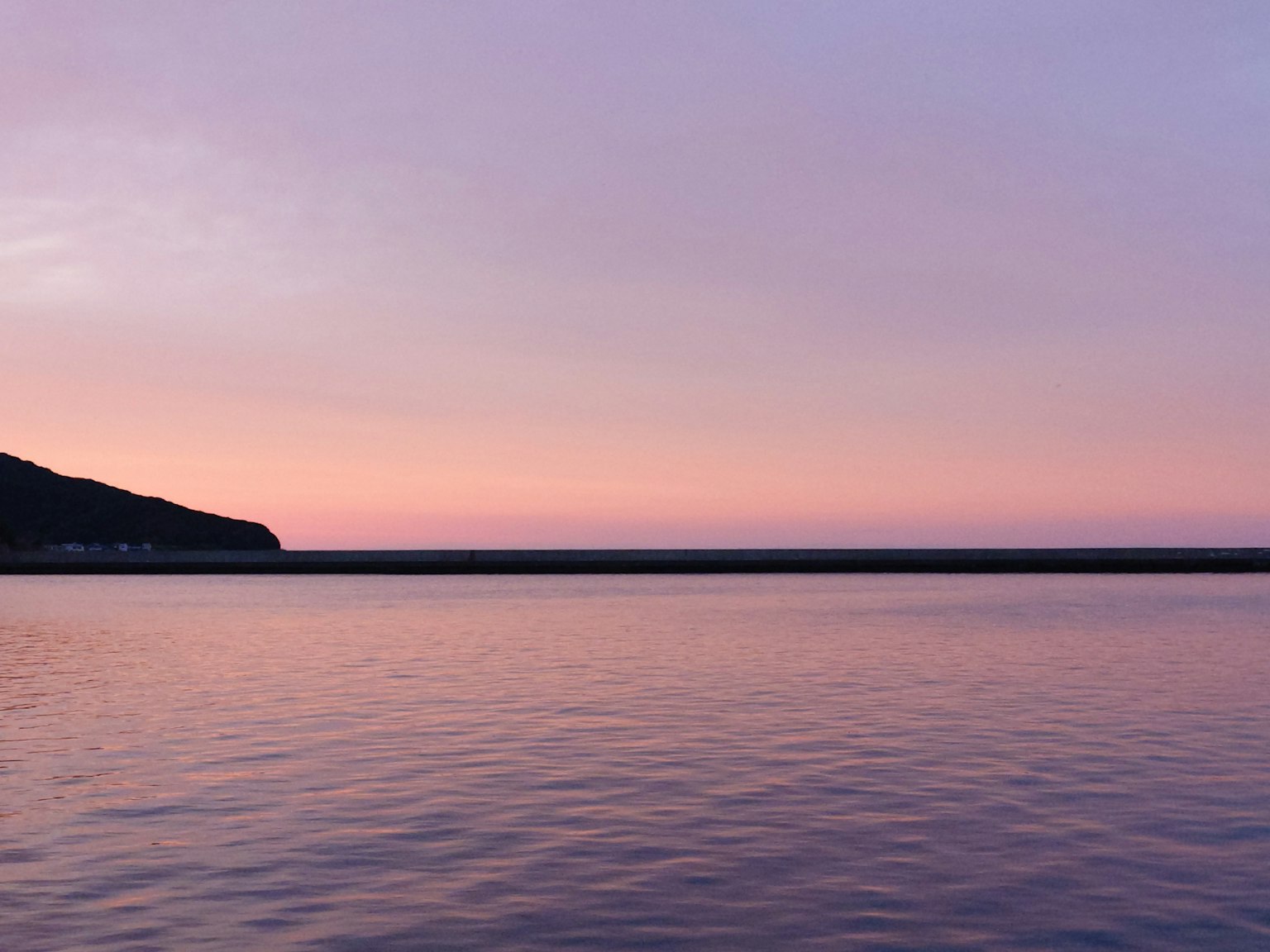 Mar tranquilo con un hermoso cielo al atardecer