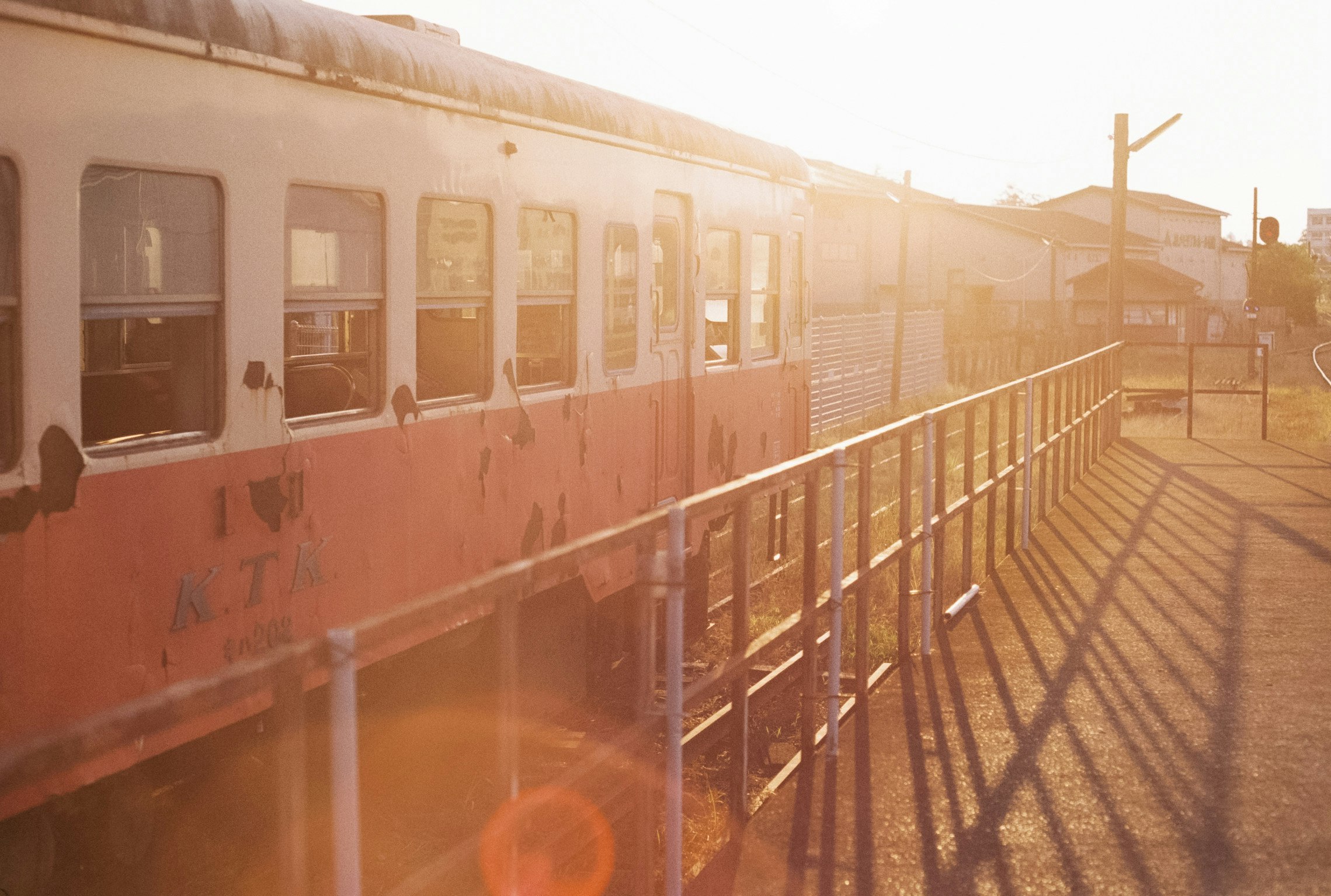 小湊鐵道の車両とホームの逆光風景