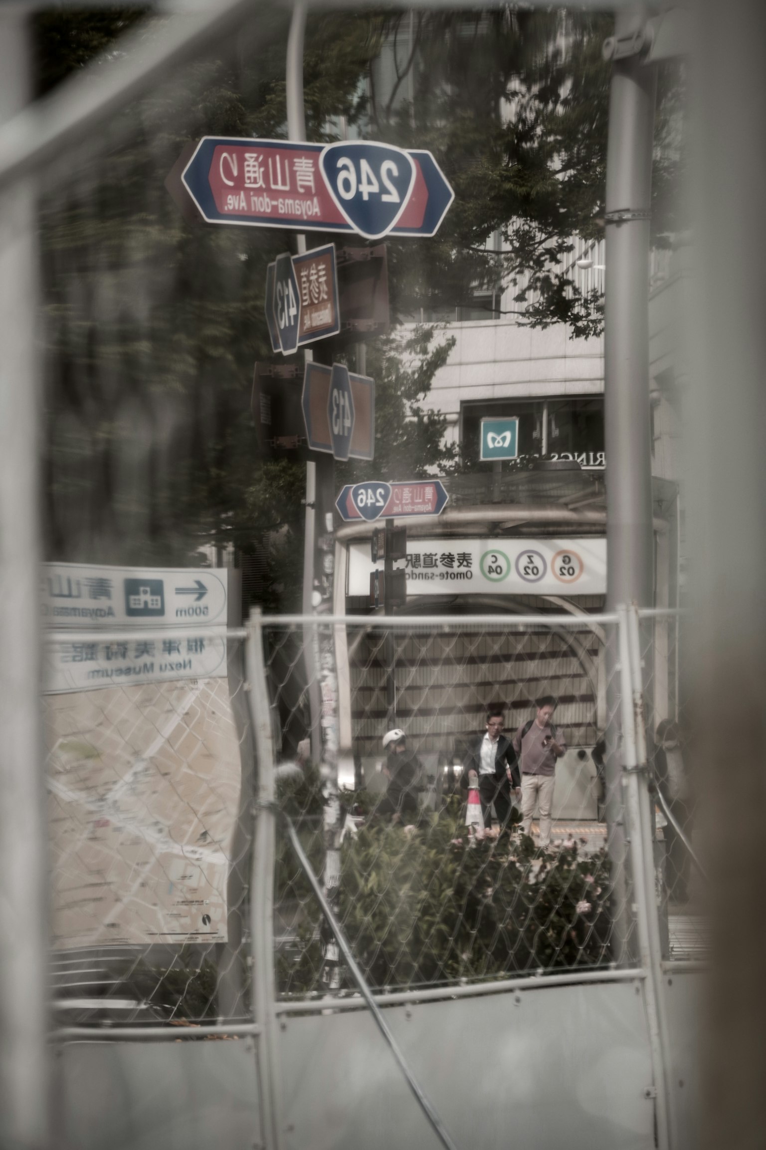 Scène de rue avec des panneaux et des personnes en arrière-plan