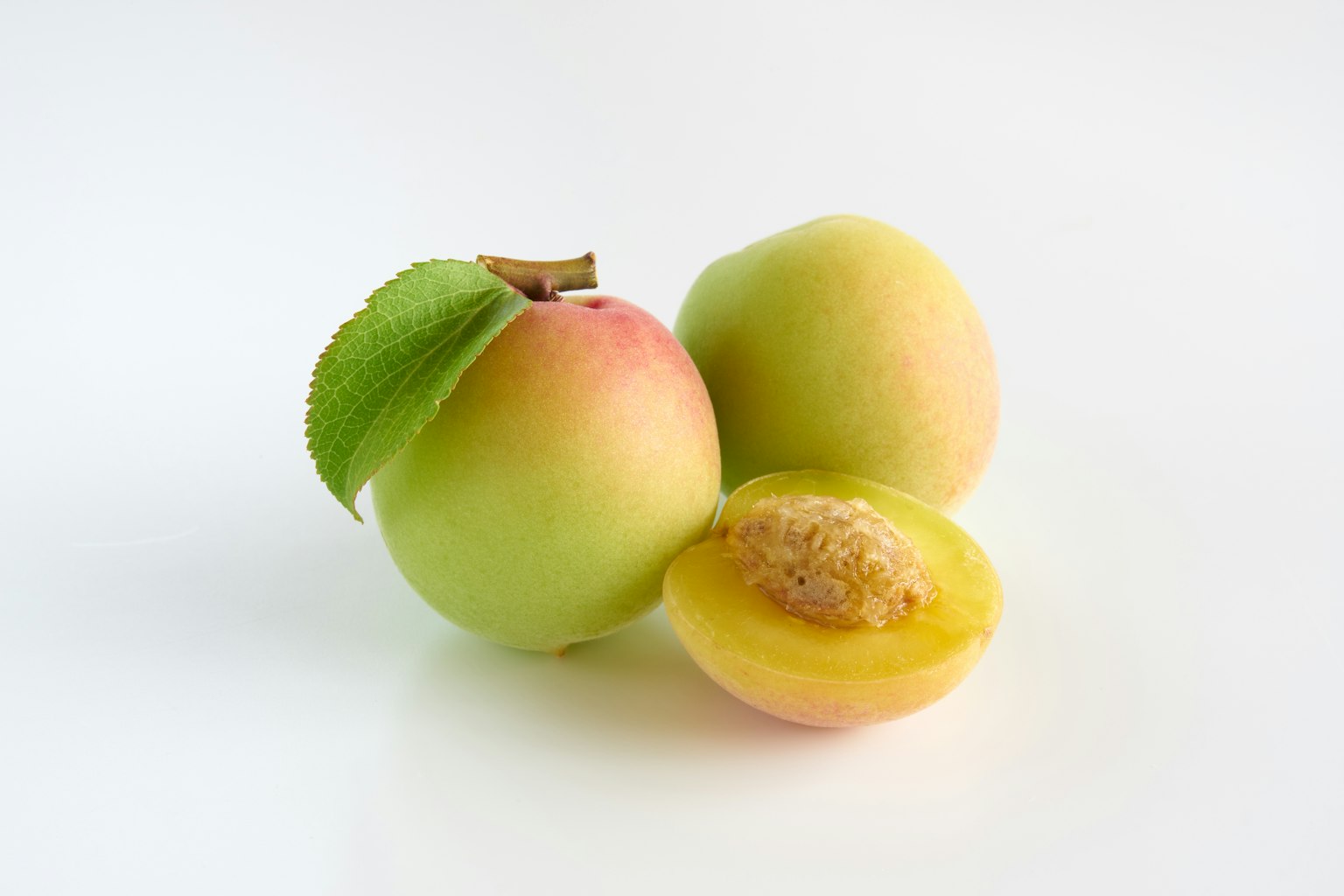 Foto von grünen Äpfeln mit einer Scheibe, die gelbfleischige Frucht zeigt