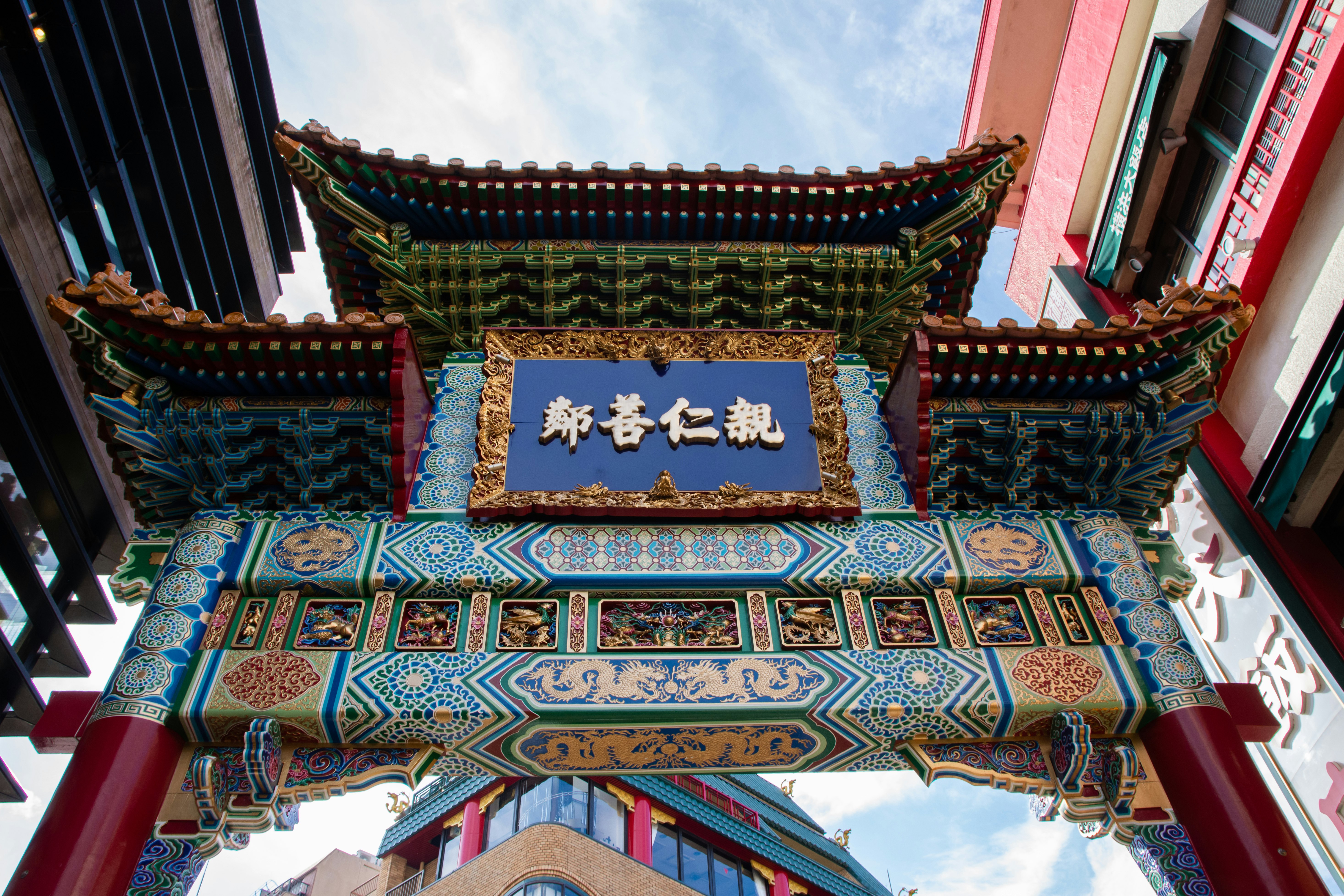 蓝天背景下悬挂“新春七福”牌匾的寺庙门饰