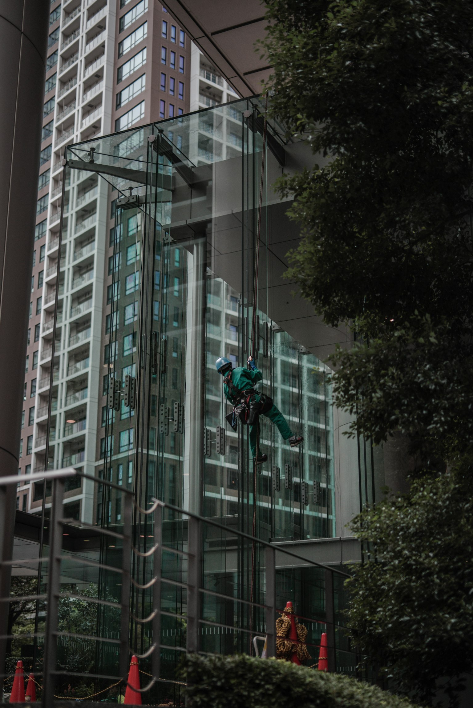 Nettoyeur de fenêtres sur la façade en verre d'un bâtiment moderne
