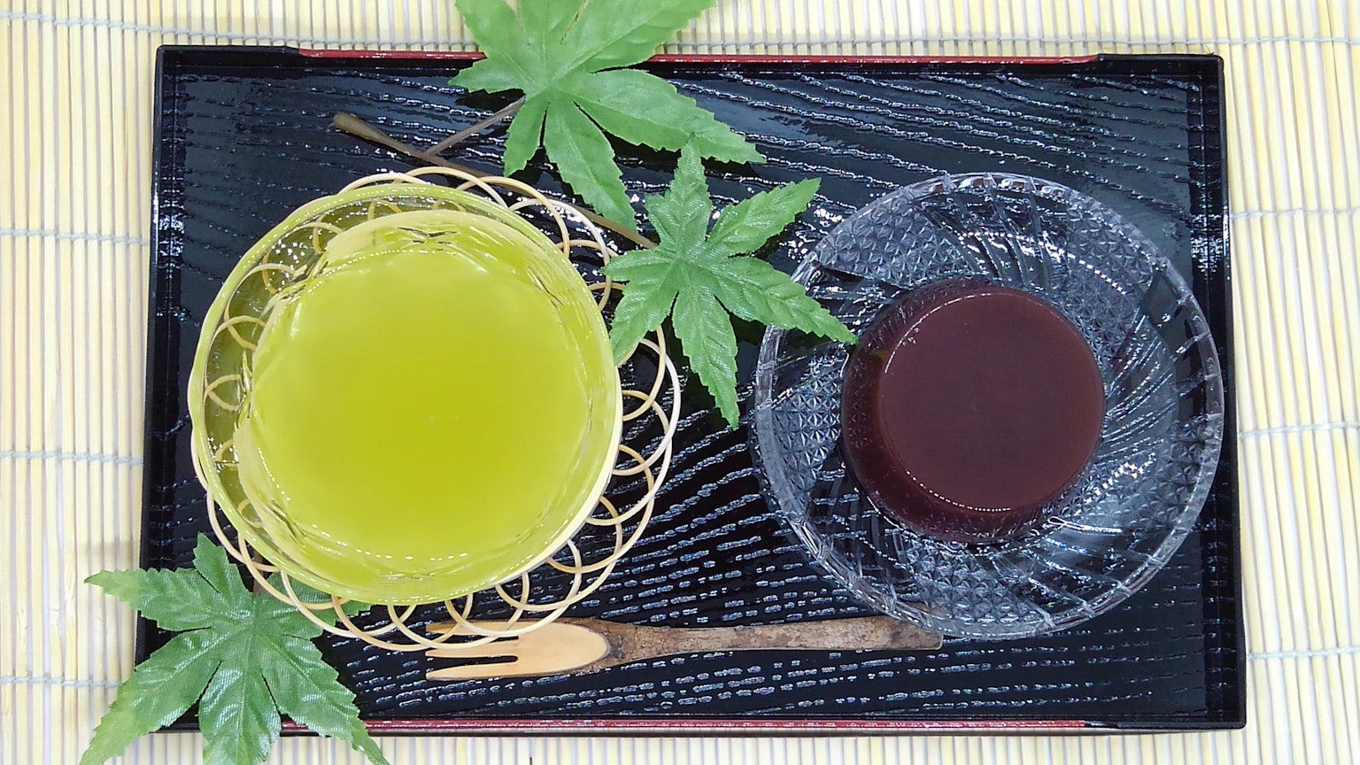 Ein traditioneller japanischer Teller mit grünem Tee und süßem roten Bohnengelee