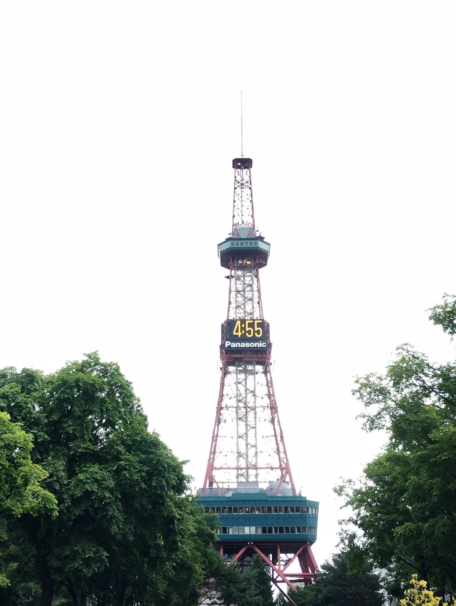大通公園附近的札幌電視塔圖像，周圍環繞著綠色樹木