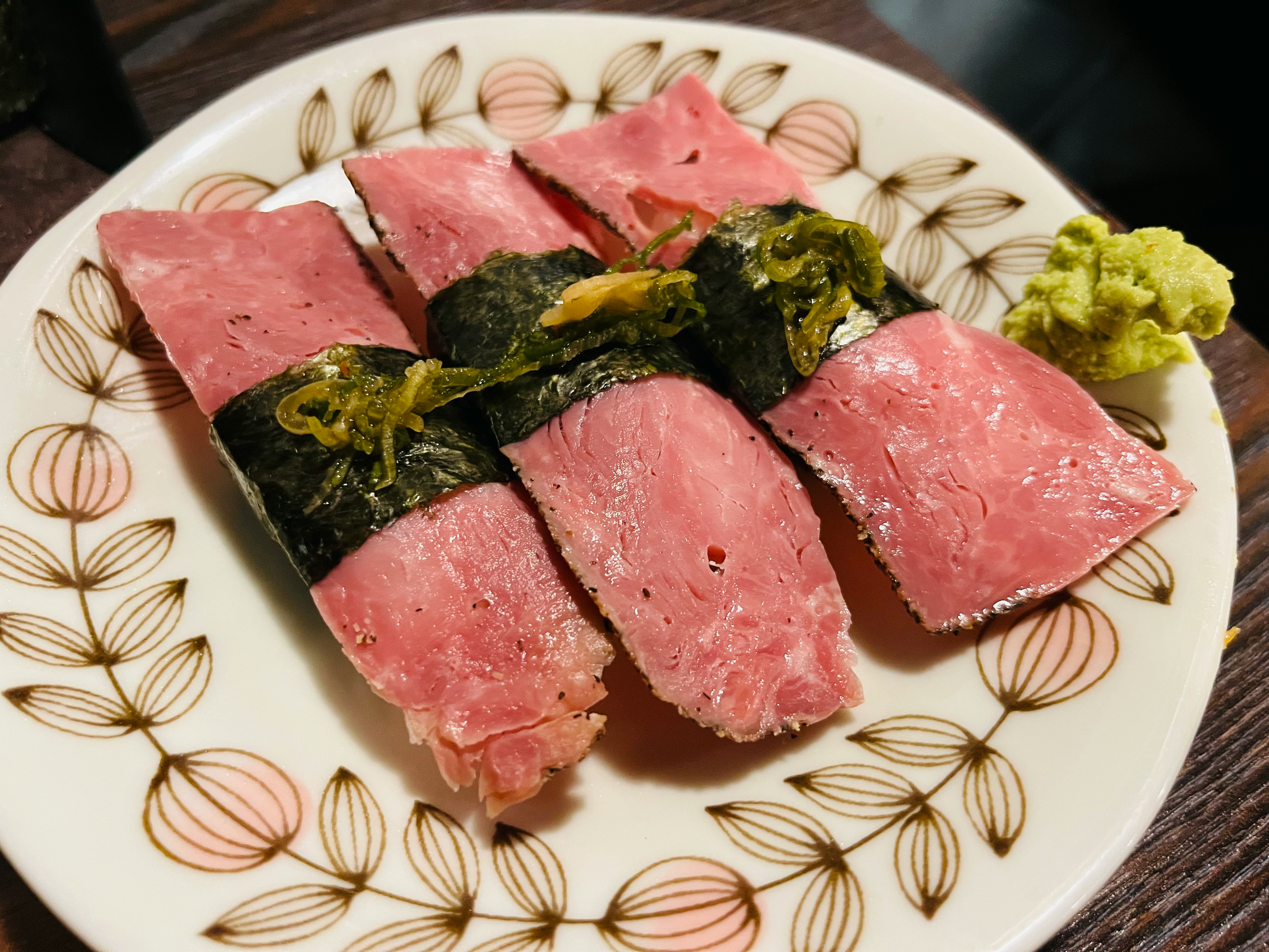 ピンクのハムと海苔のせた皿の盛り合わせ