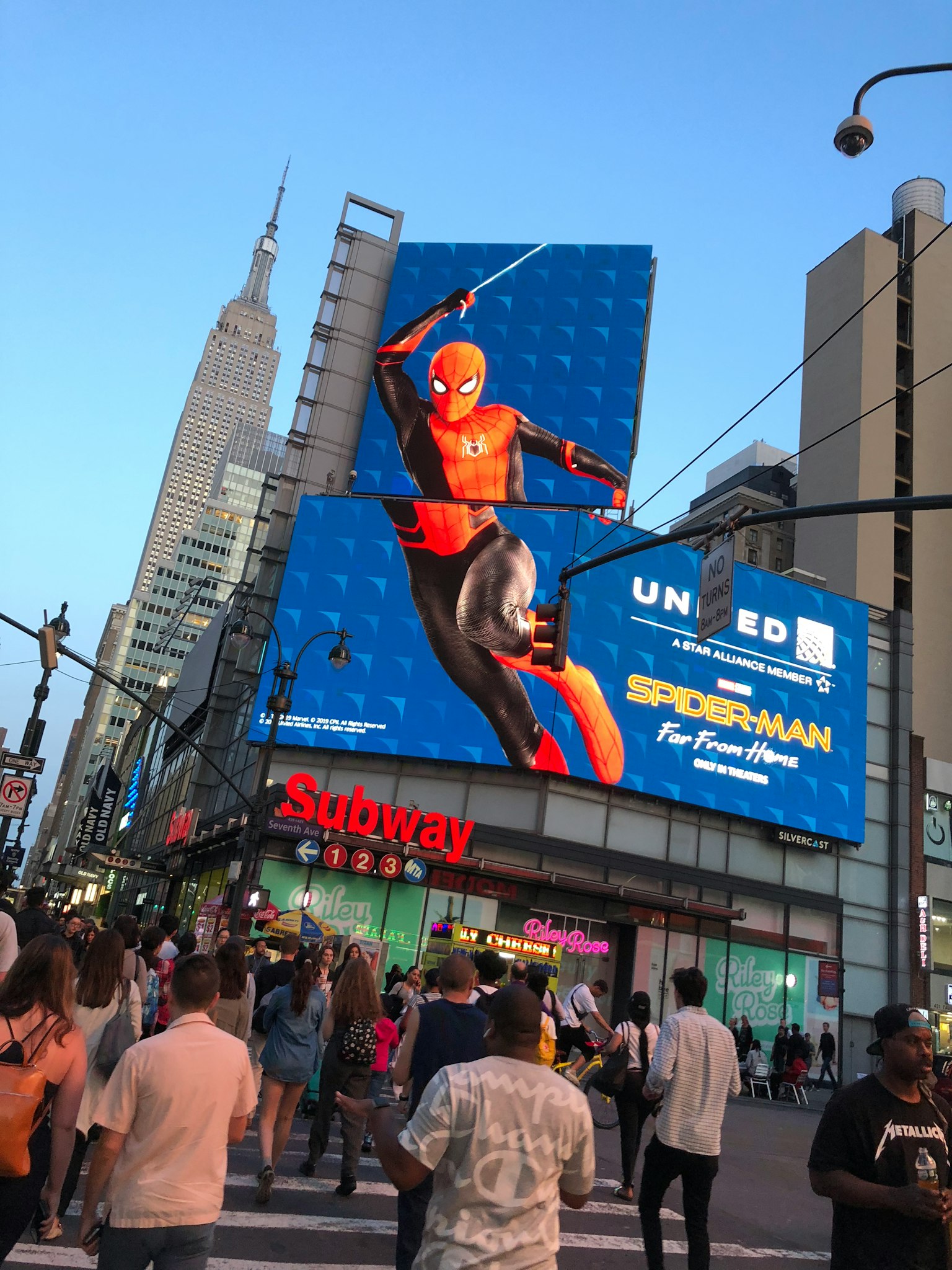 Grande pubblicità di Spider-Man a New York con molti pedoni
