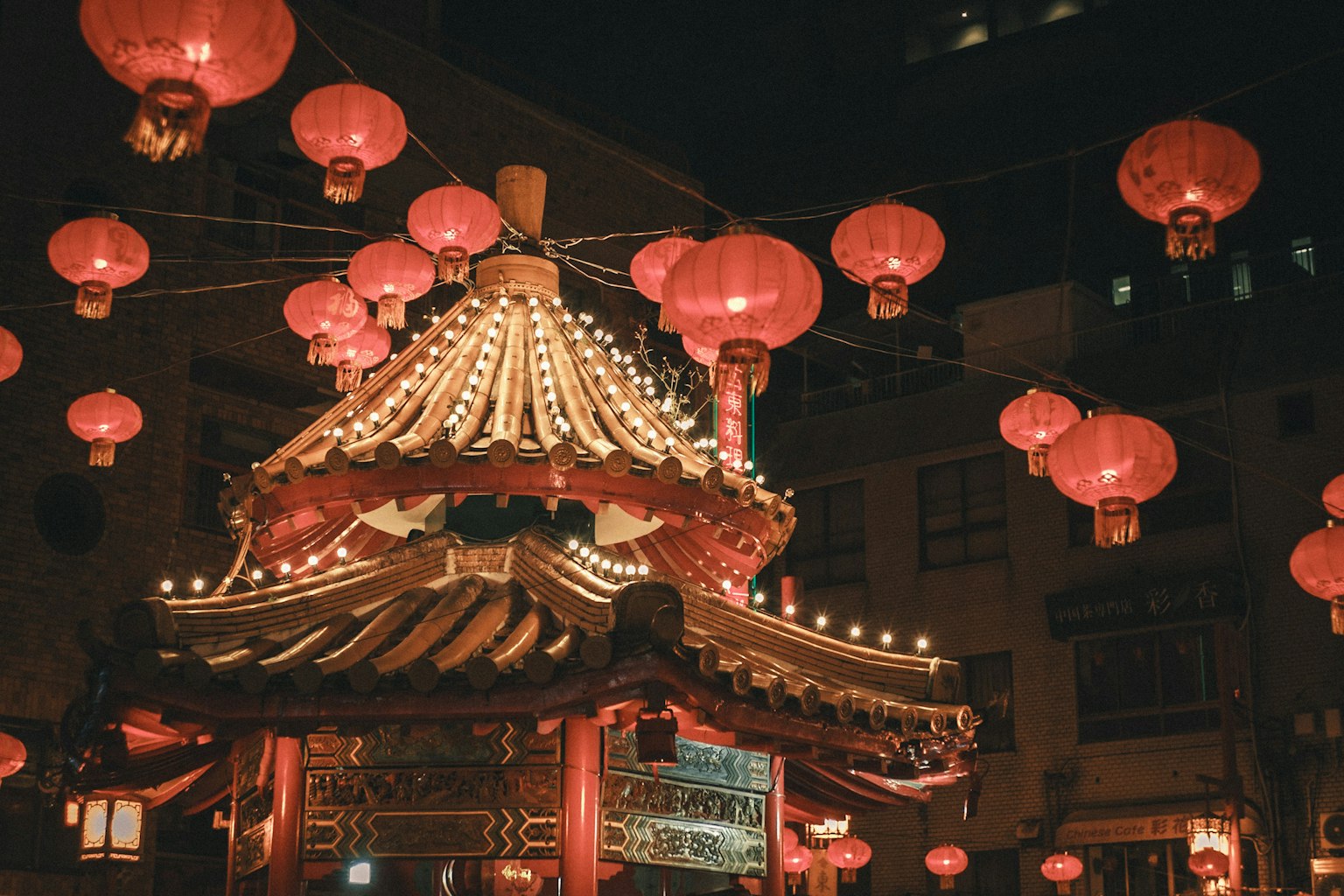 Lampion Cina dan bangunan dihias di Chinatown pada malam hari