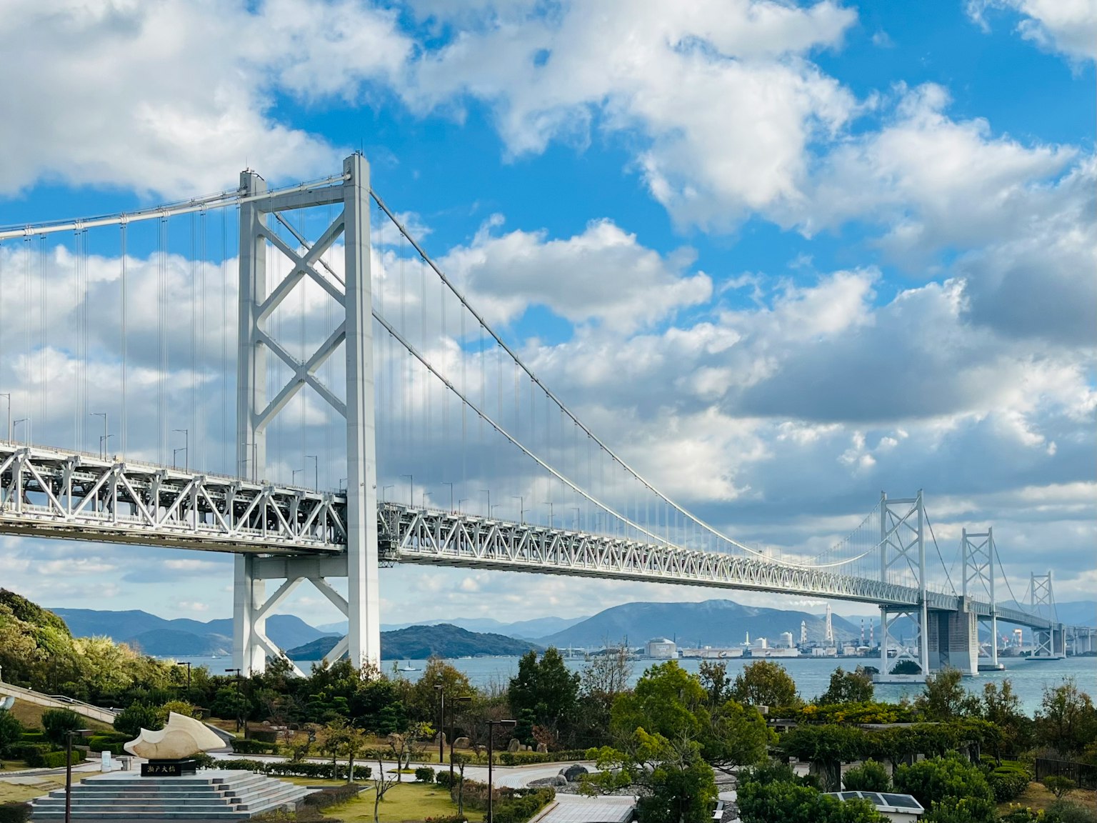 Eine große Hängebrücke unter einem schönen blauen Himmel mit weißen Wolken