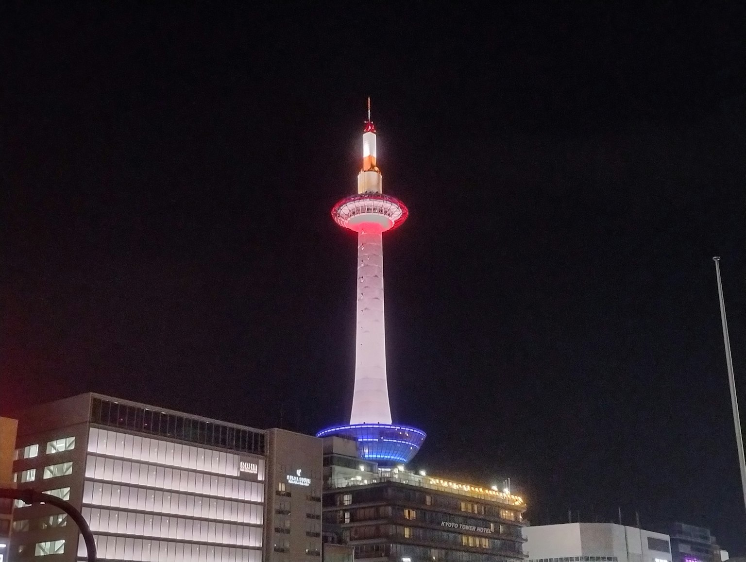 Kyoto Tower nachts mit roten und blauen Lichtern beleuchtet