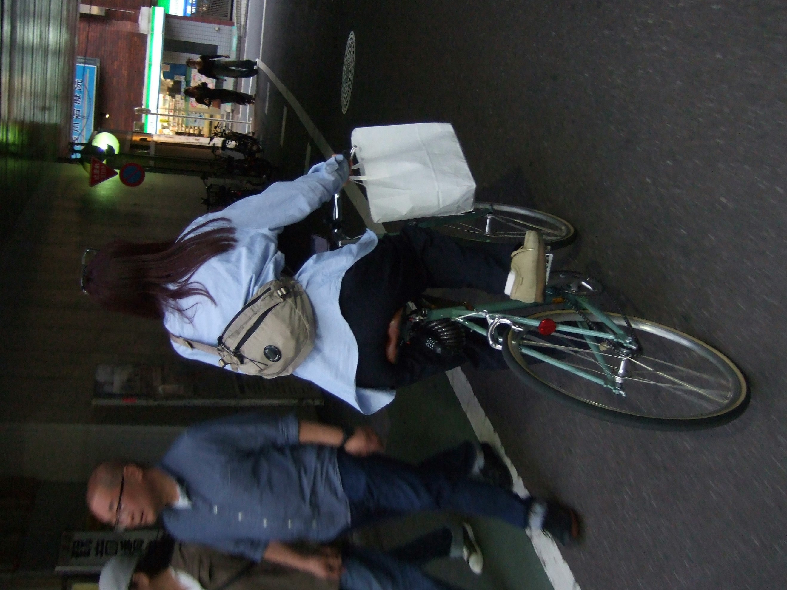 友人と自転車で走る路地の夕暮れ