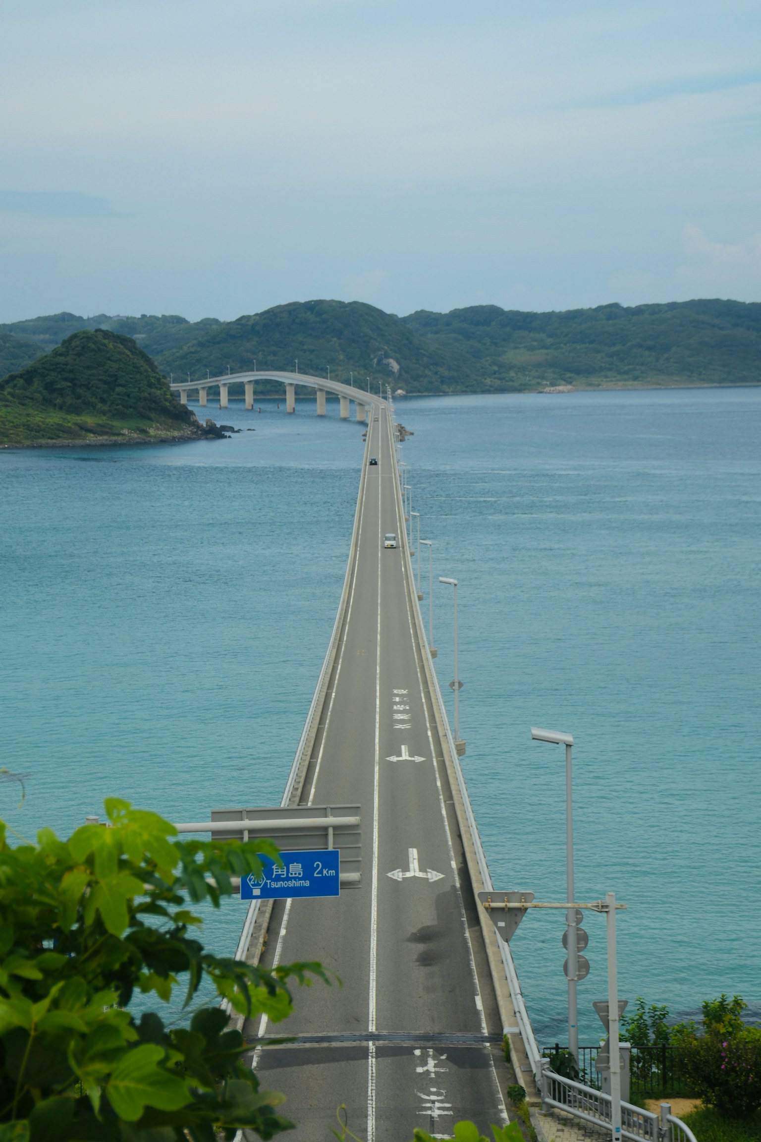 Un long pont s'étendant sur une belle mer bleue