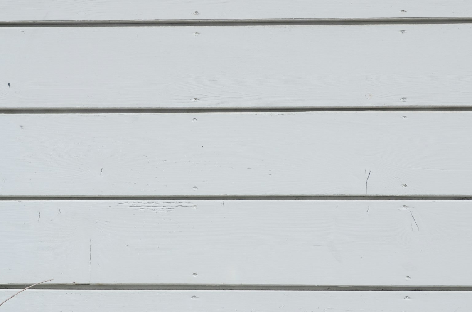 Planches de bois blanches disposées horizontalement sur un mur