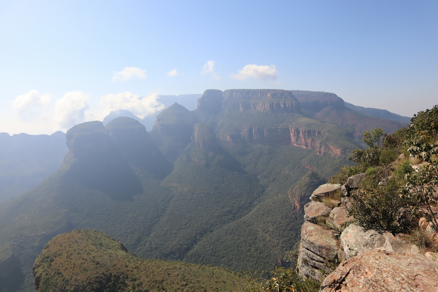 Panoramablick auf grüne Berge mit nebliger Landschaft